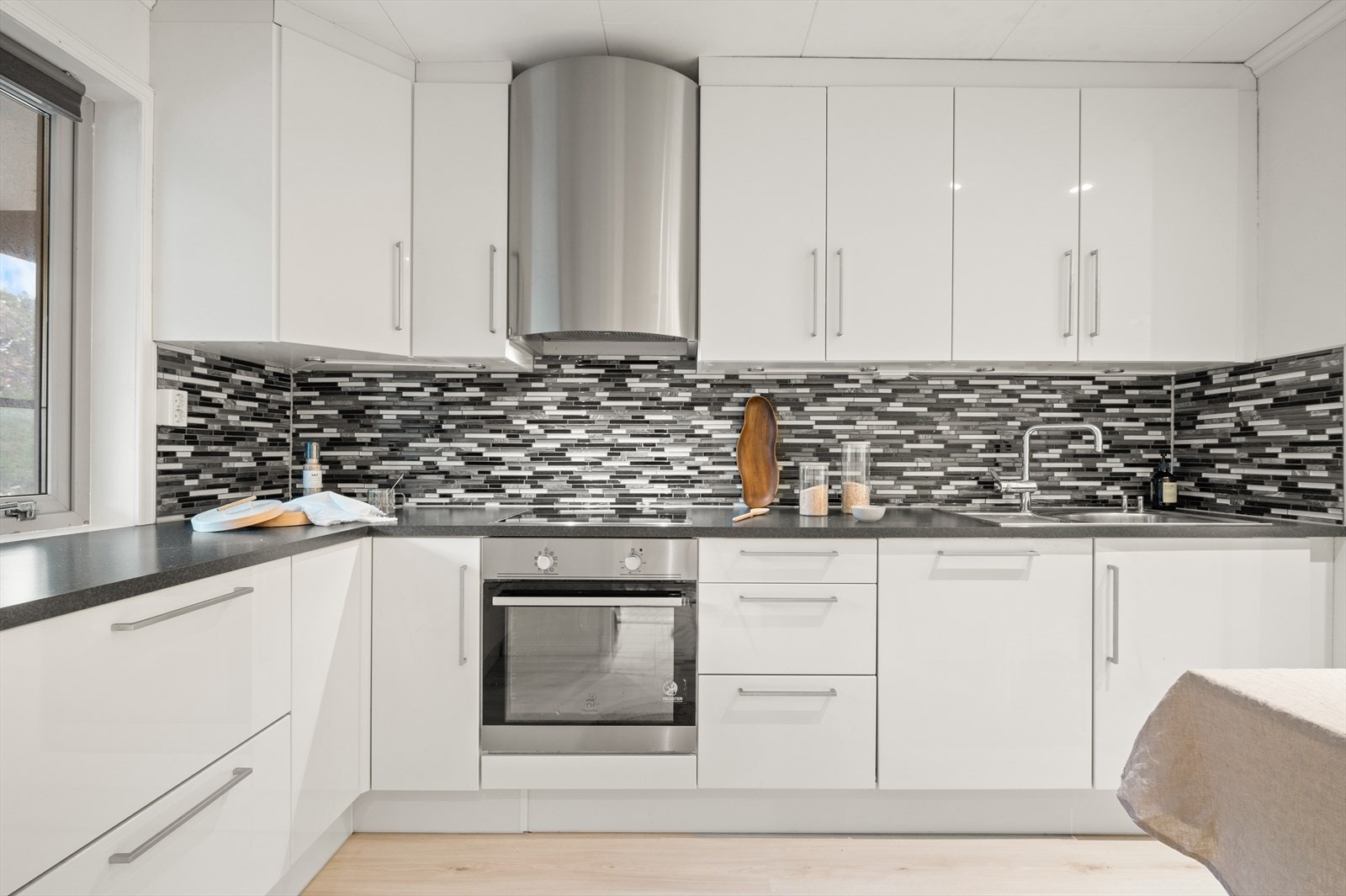 Av integrerte hvitevarer er det keramisk platetopp, stekeovn og oppvaskmaskin. Galleribilde