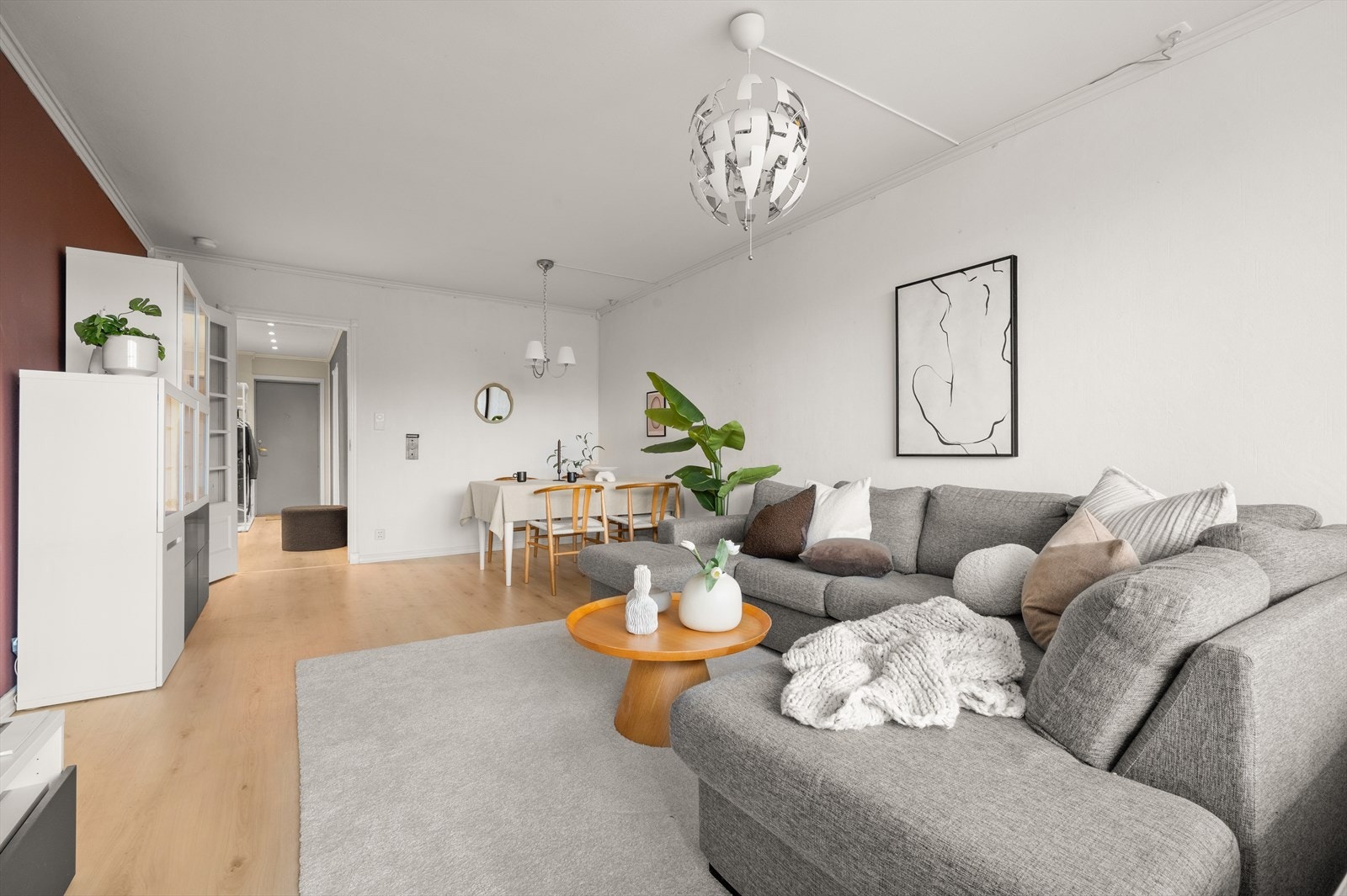 Vi beveger oss inn i en romslig stue målt til hele 21,9m². Galleribilde