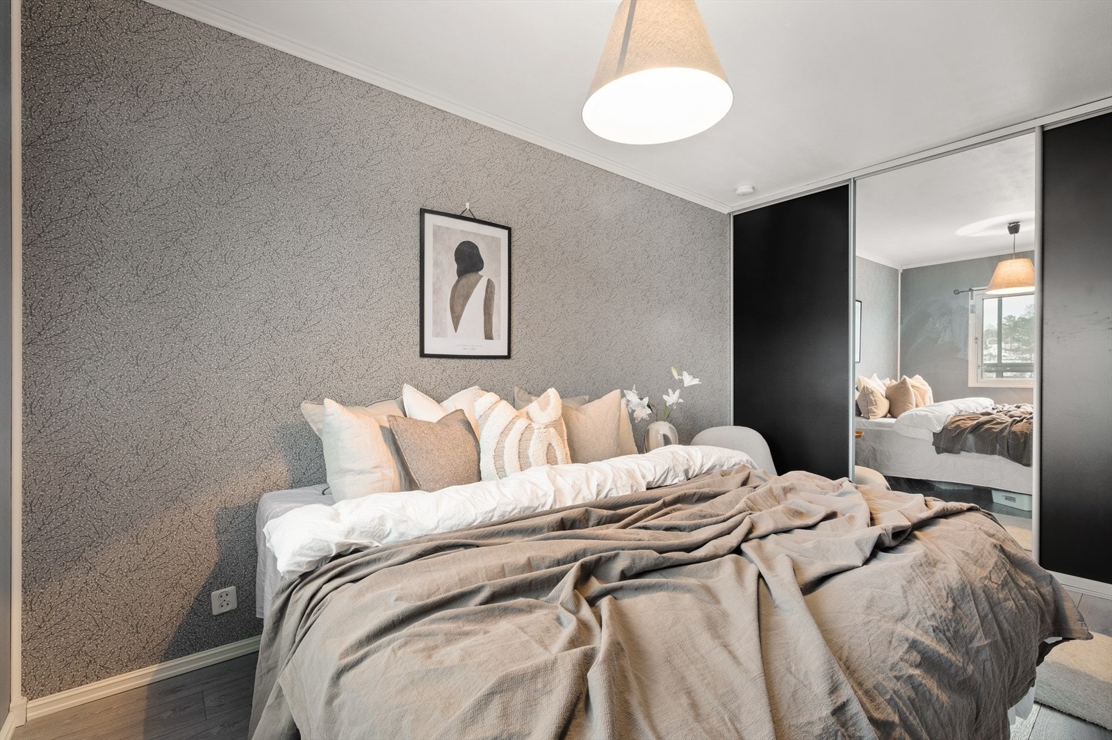 Her er det god plass til å innrede med både seng og oppbevaringsløsninger. Galleribilde