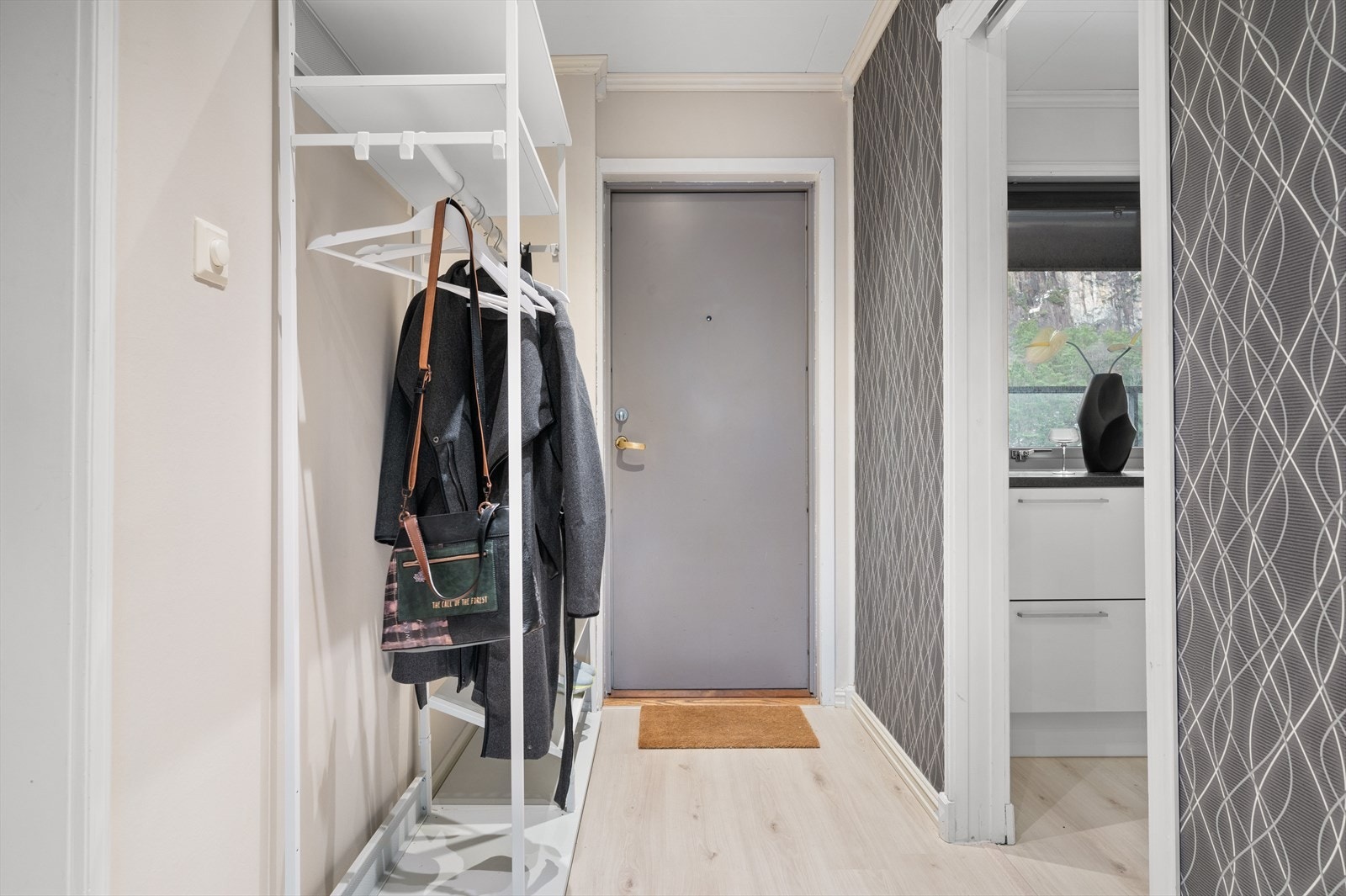 Her blir du møtt av en romslig og velopplyst entré. Det er plass til å innrede med garderobeskap, skohylle eller kroker for yttertøyoppheng. Galleribilde