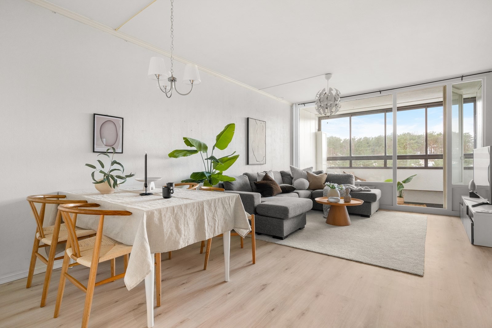 Her er det god plass til å innrede med både sofakrok og spisestue. Galleribilde