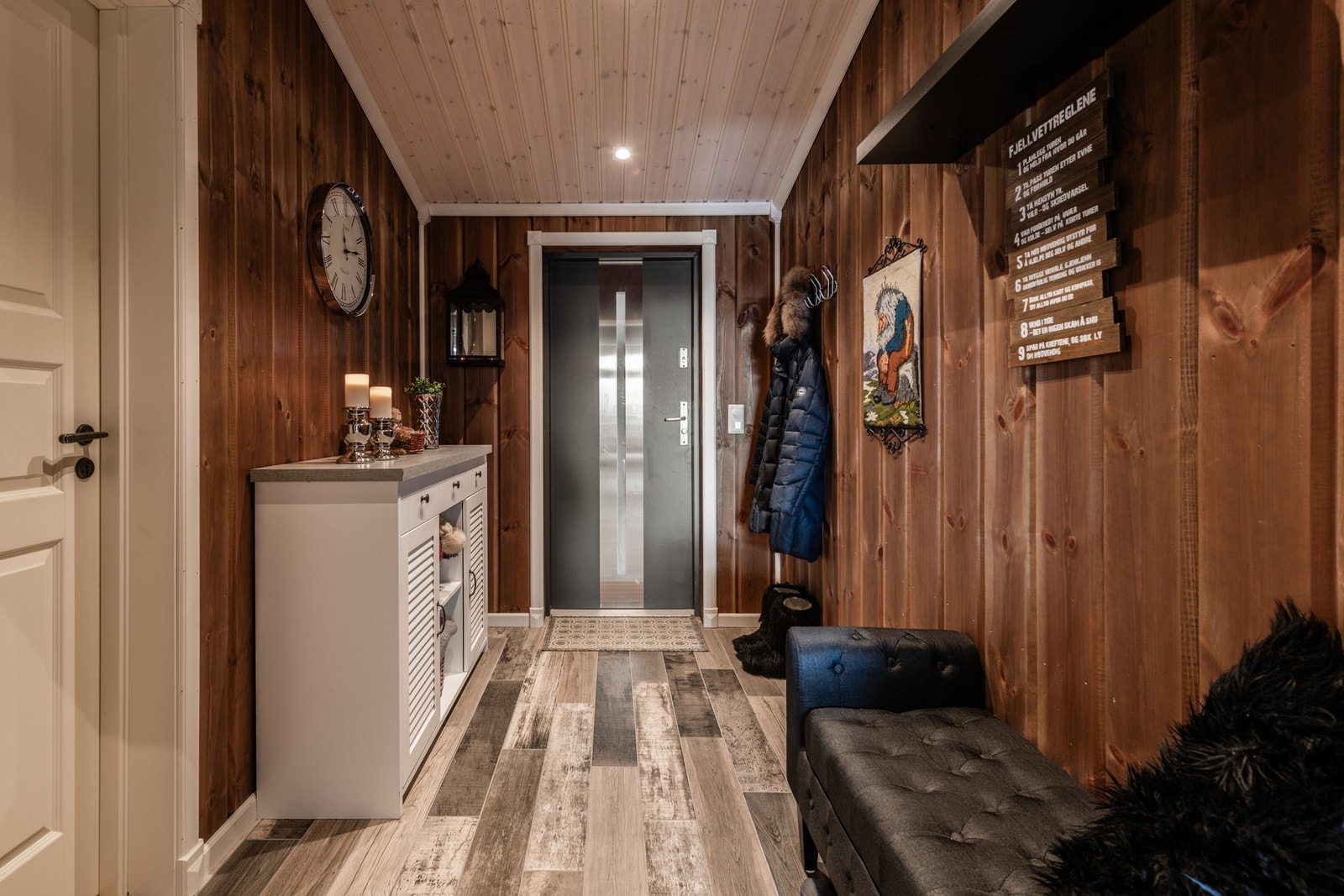 Stor gang med god plass til yttertøy Galleribilde