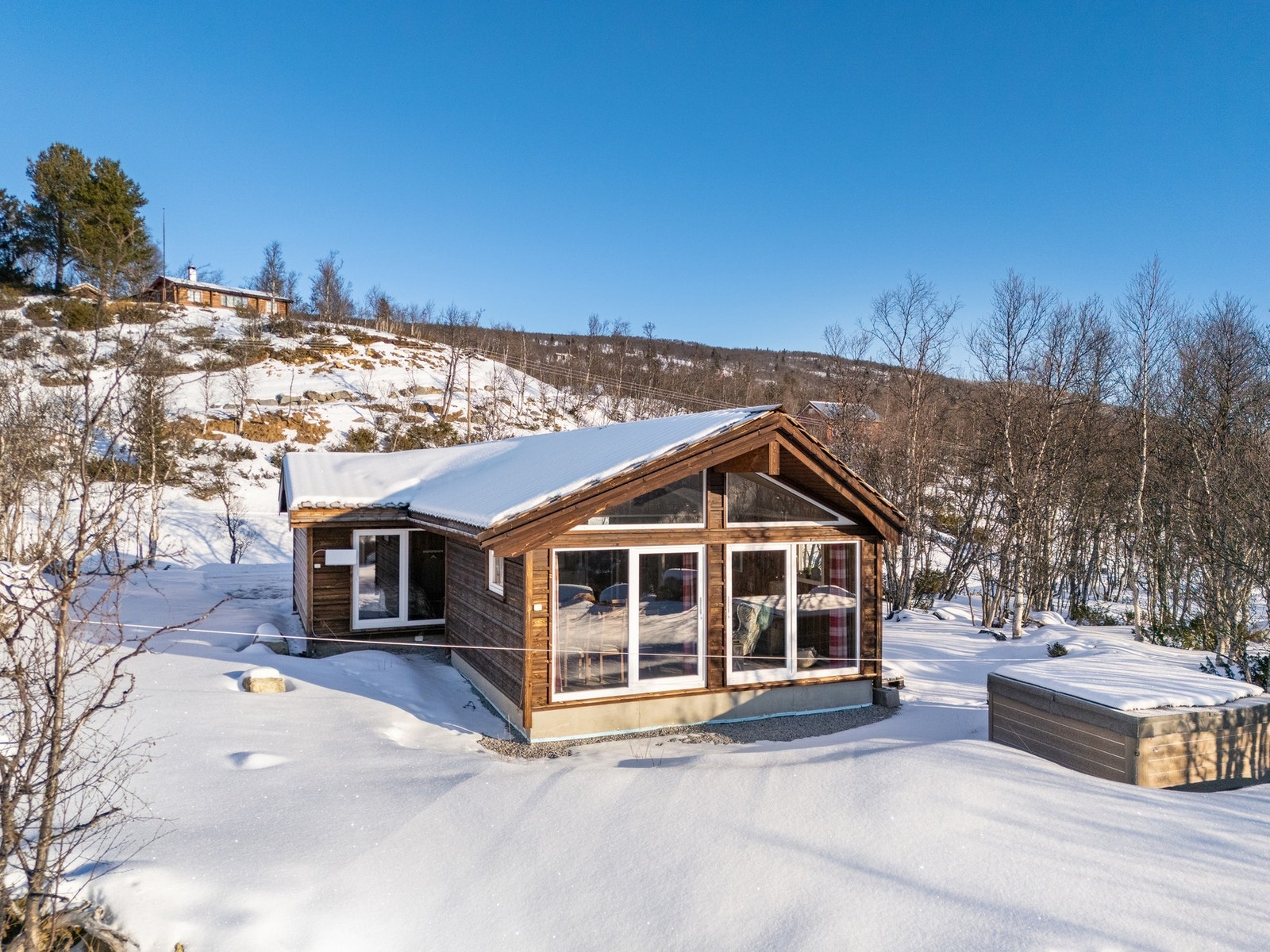 På utsiden er det en jaccuzi - perfekt etter en deilig dag i fjellet Galleribilde