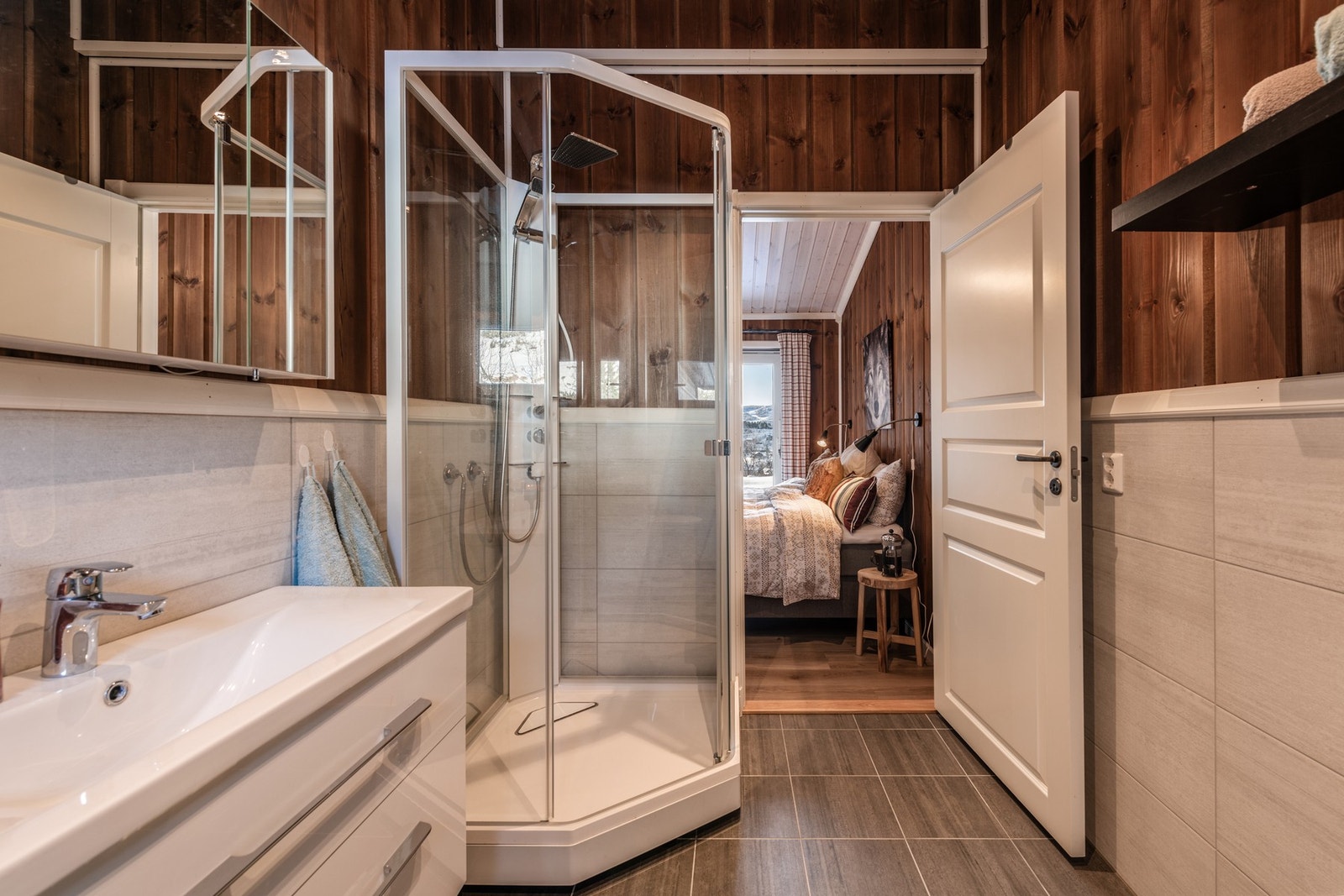 Det andre badet har gjennomgang til soverom Galleribilde