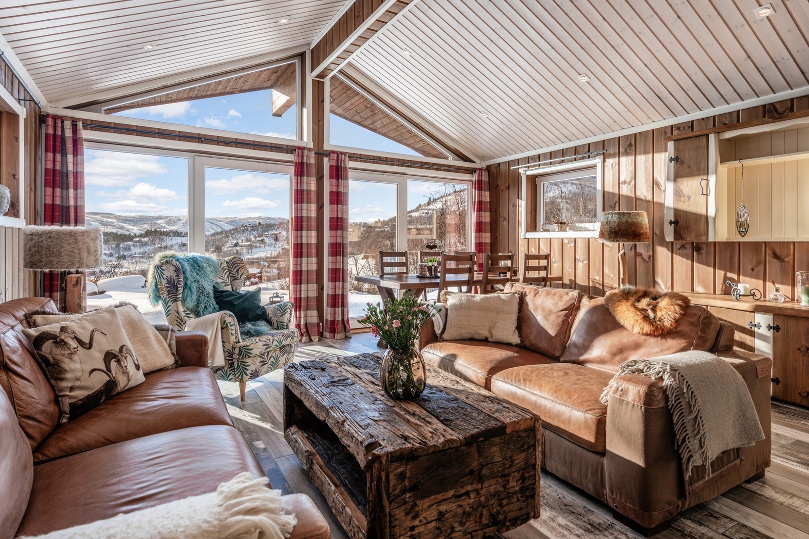 Stuen har store vindusflater som gir en fantastisk utsikt og masse naturlig lys Galleribilde