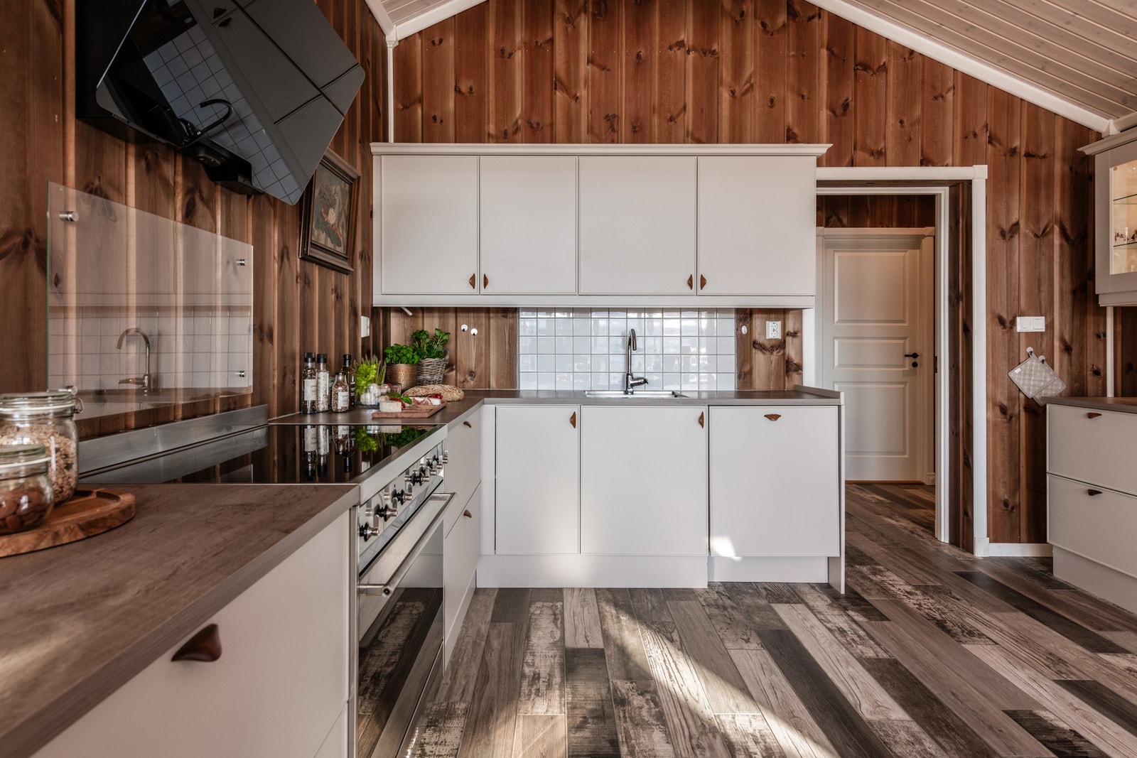 Lekkert kjøkken med god plass til himmelsk kokkelering Galleribilde