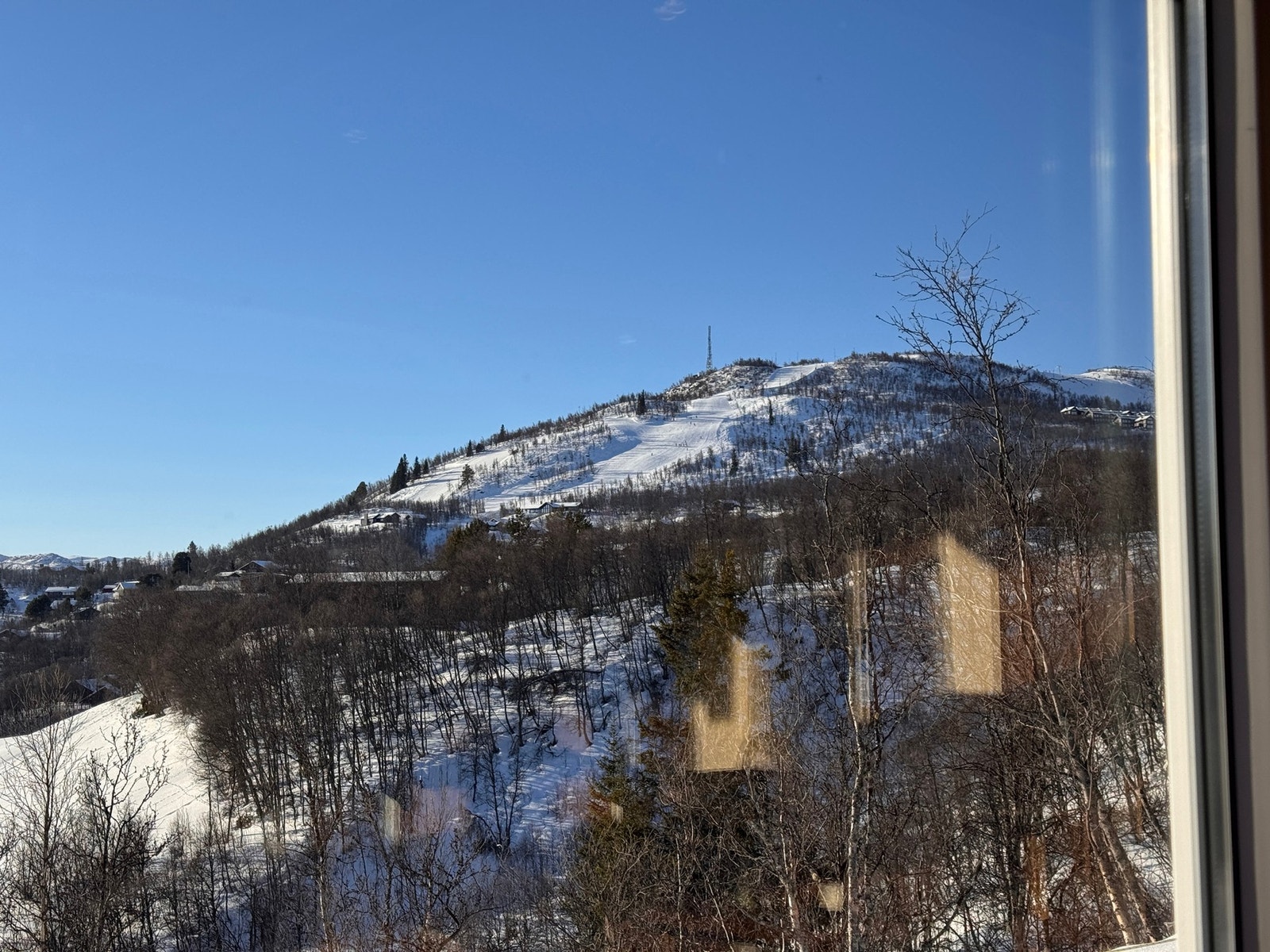 Geilotoppen hviler pent på vestsiden av hytten Galleribilde