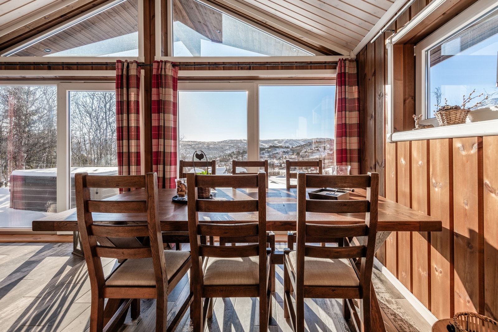 Spisestuen har rom for hyggelige selskap og sene kvelder Galleribilde