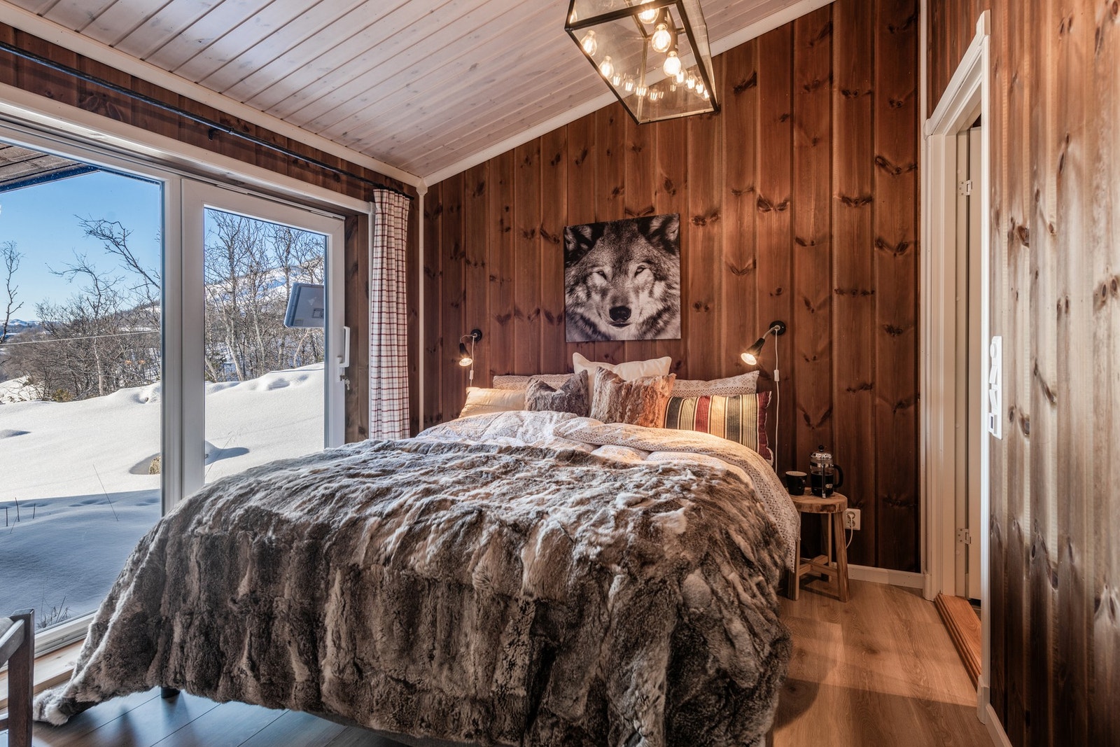 Her kommer man rett ut til fremsiden av hytten Galleribilde