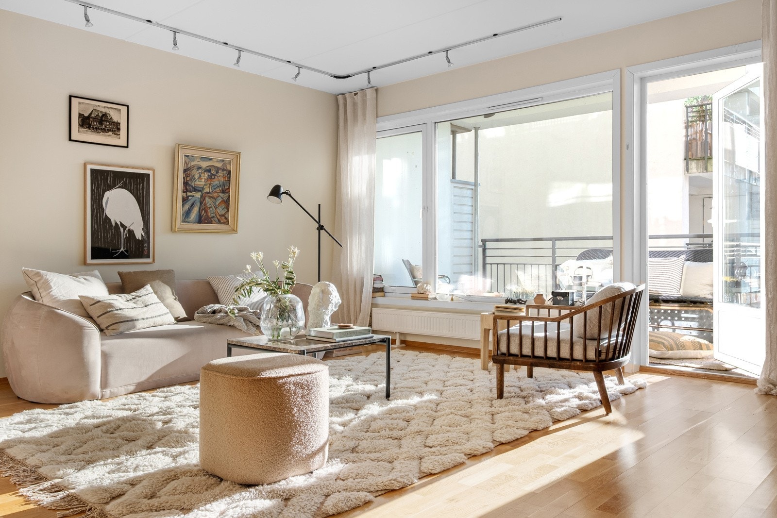 Store vindusflater slipper inn rikelig med naturlig dagslys. Galleribilde