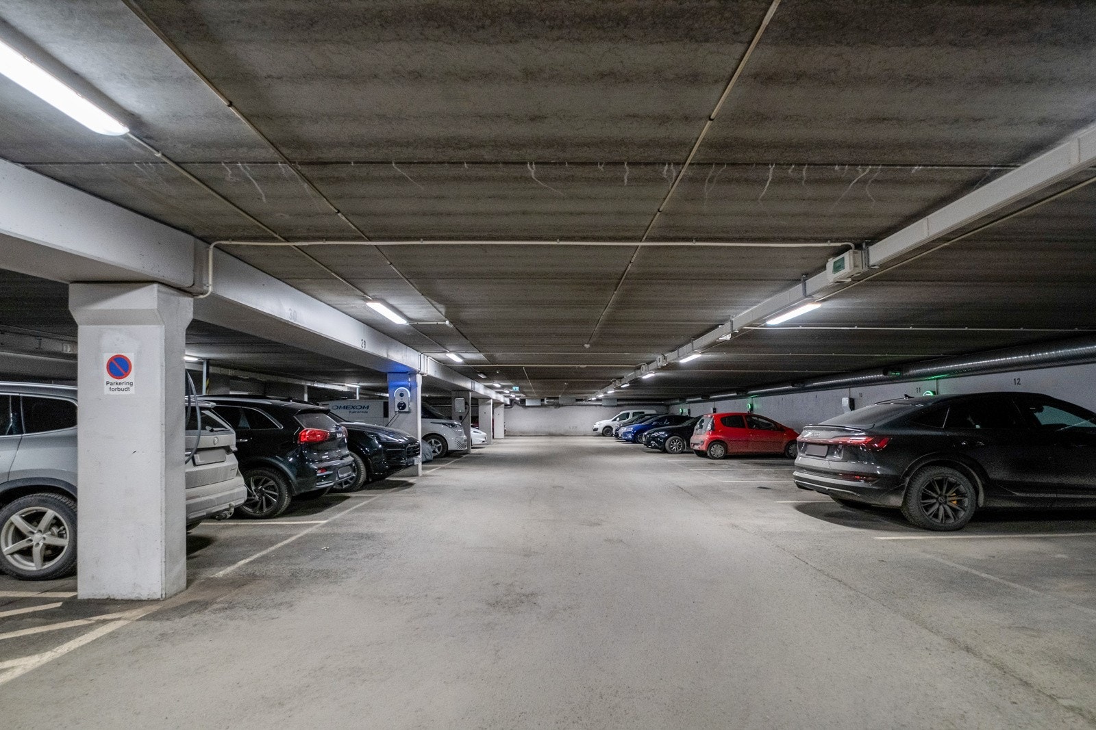 Det følger parkeringsplass i fellesanlegg med boligen. Det kan monteres lader om ønskelig. Galleribilde