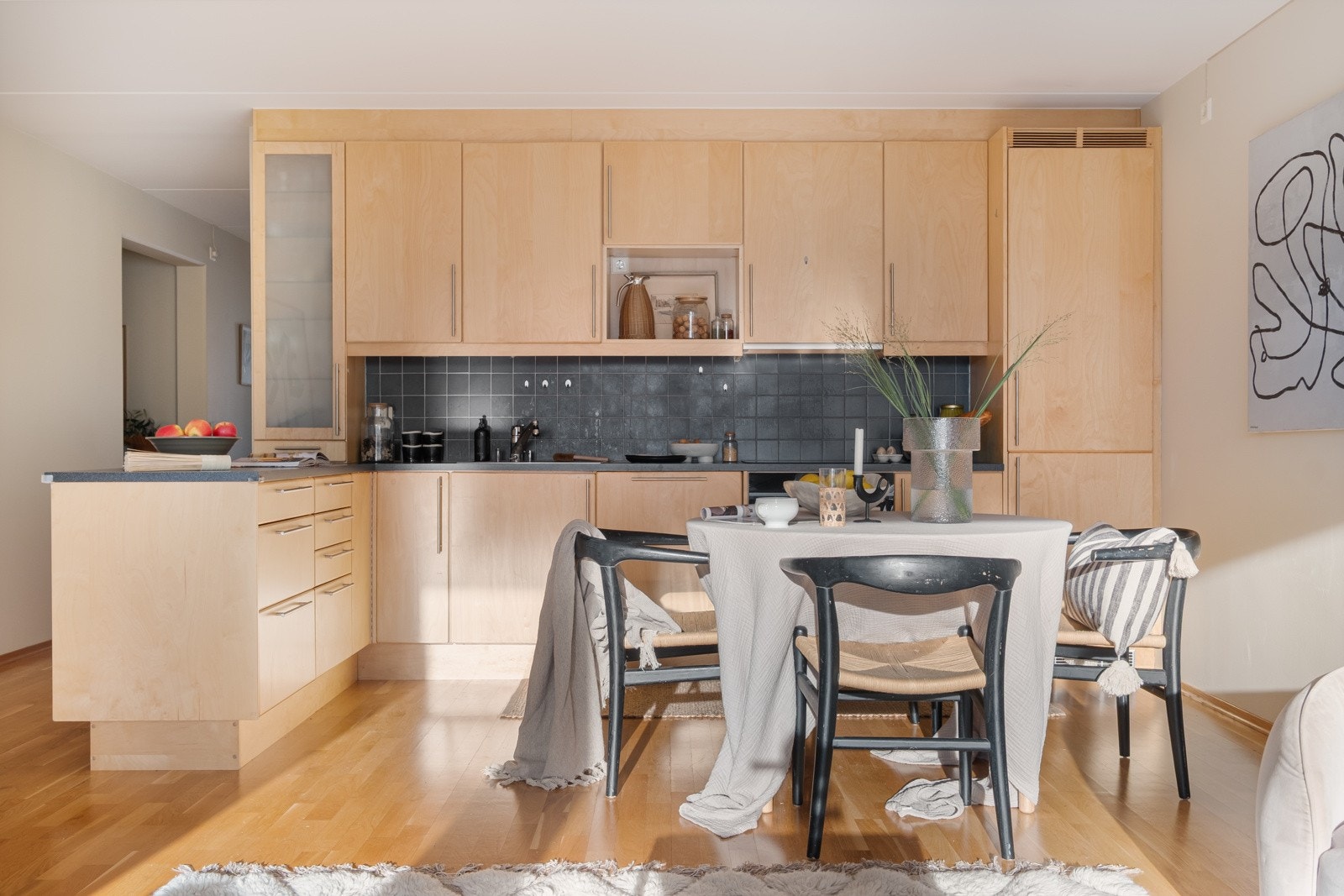 Kjøkkenet har god arbeidsplass og rikelig med oppbevaring. Galleribilde