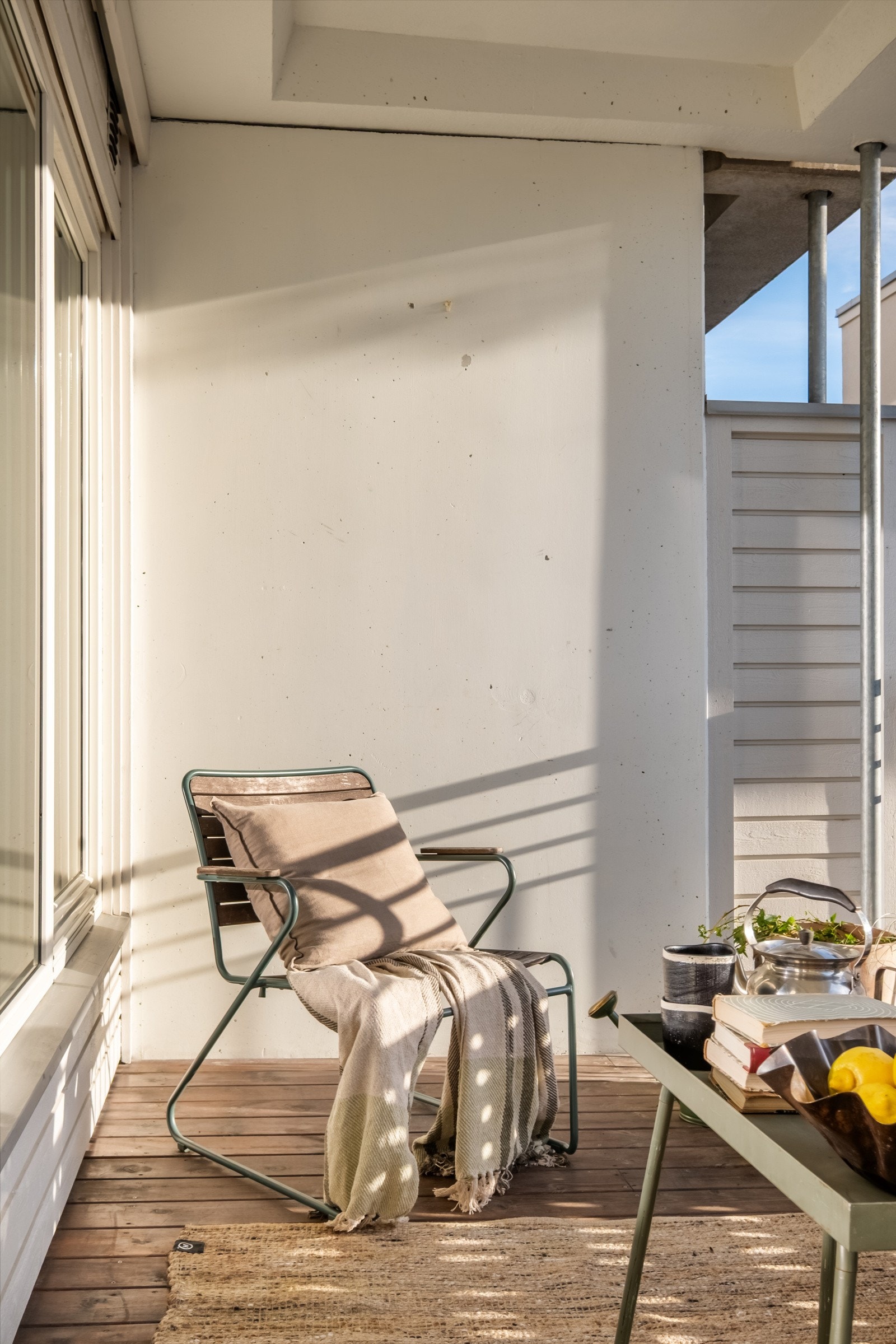Det er gode solforhold på den sydvestvendte balkongen. Galleribilde