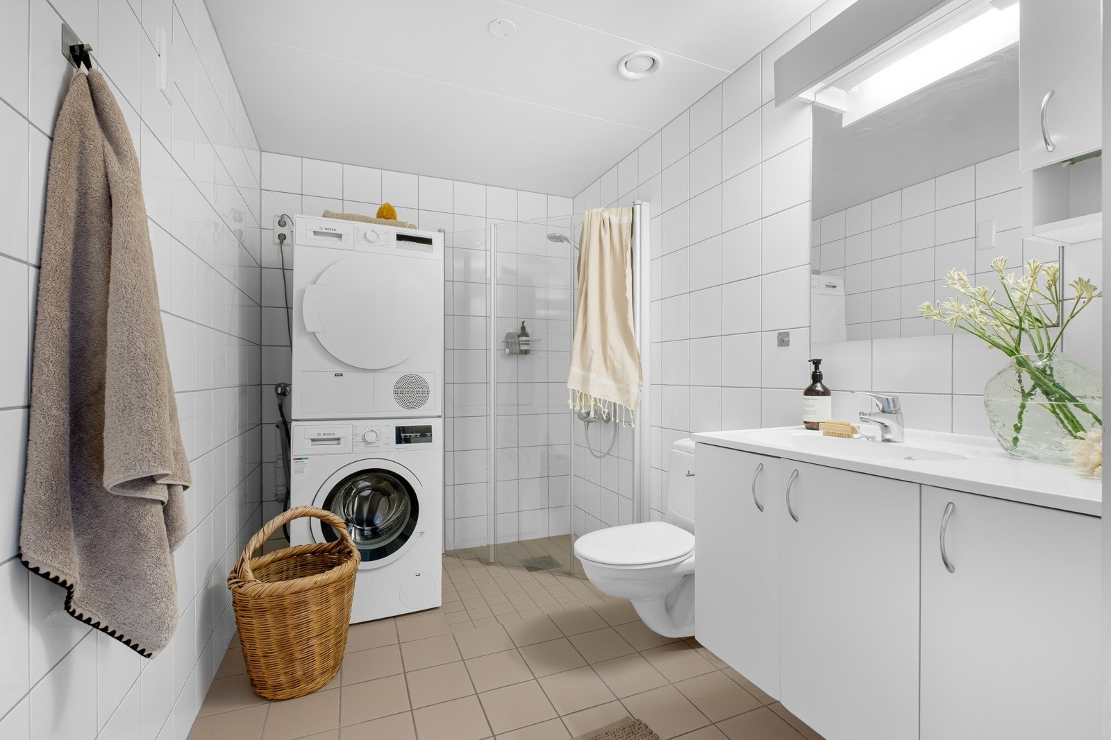 Det er opplegg for vaskemaskin på badet, og plass til vaskesøyle. Galleribilde