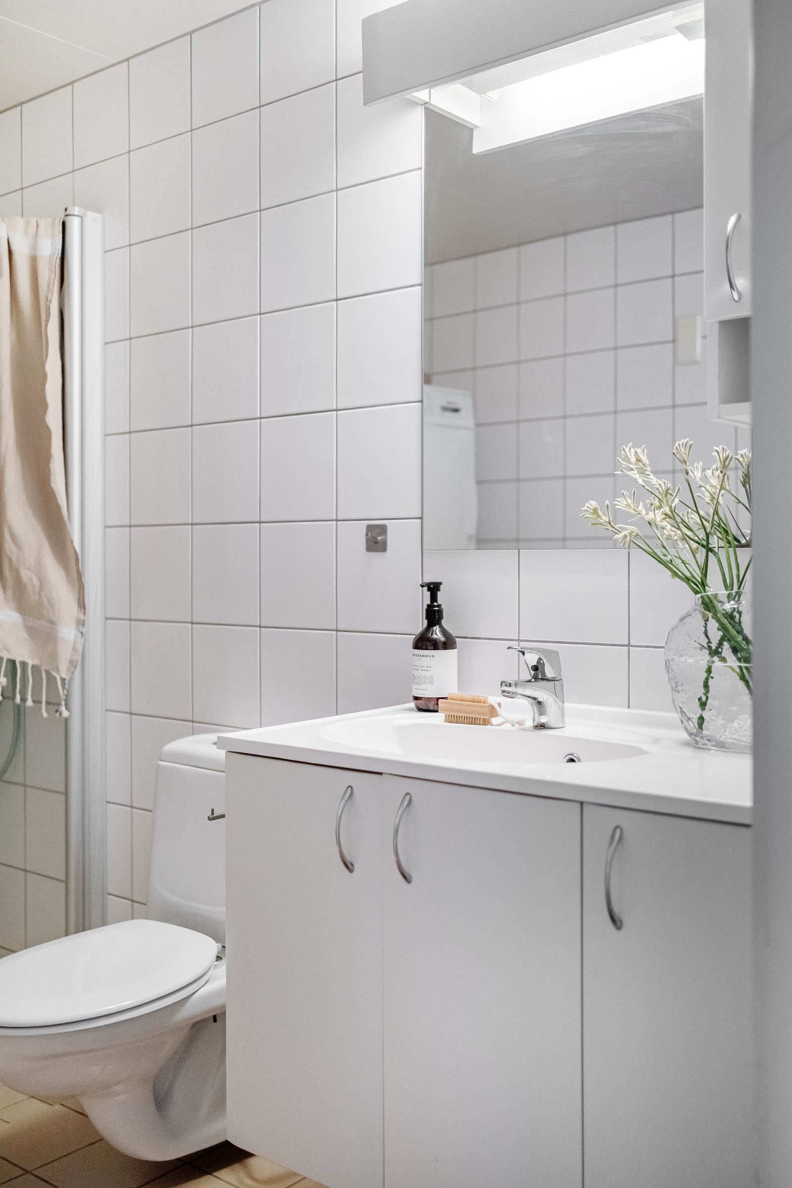 Badet er av god størrelse, og er innredet med alt man trenger for en god hverdag. Galleribilde