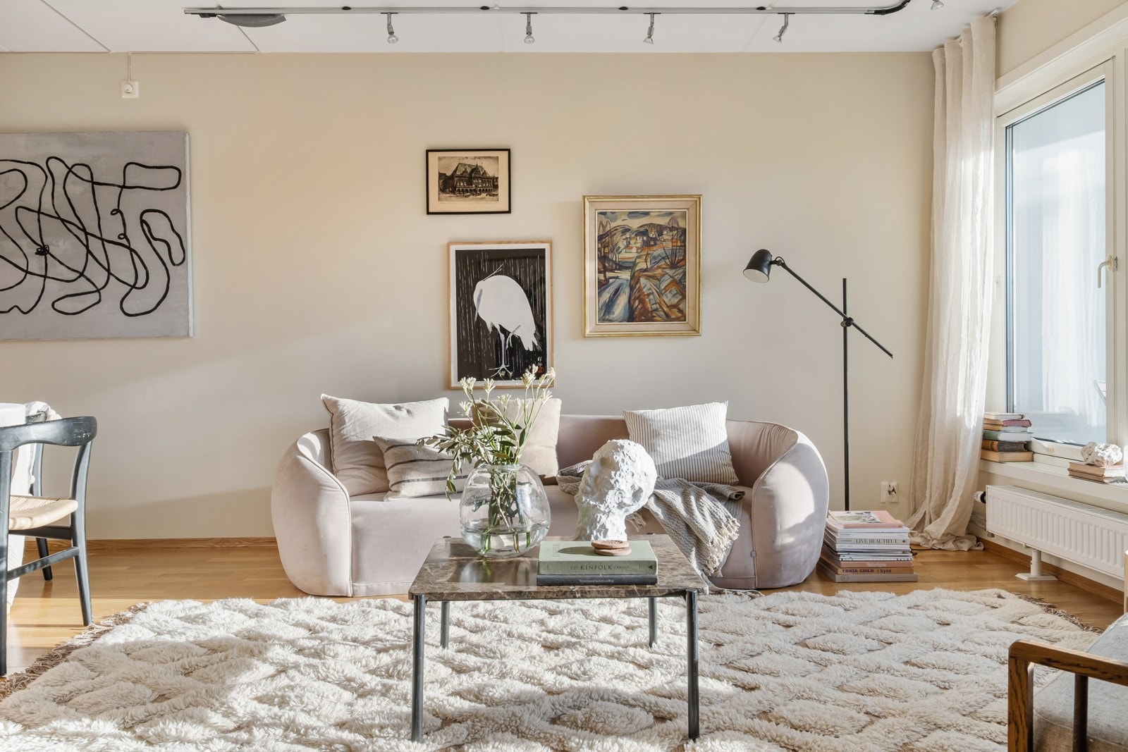 Leiligheten er holdt i lyse og delikate farger. Galleribilde