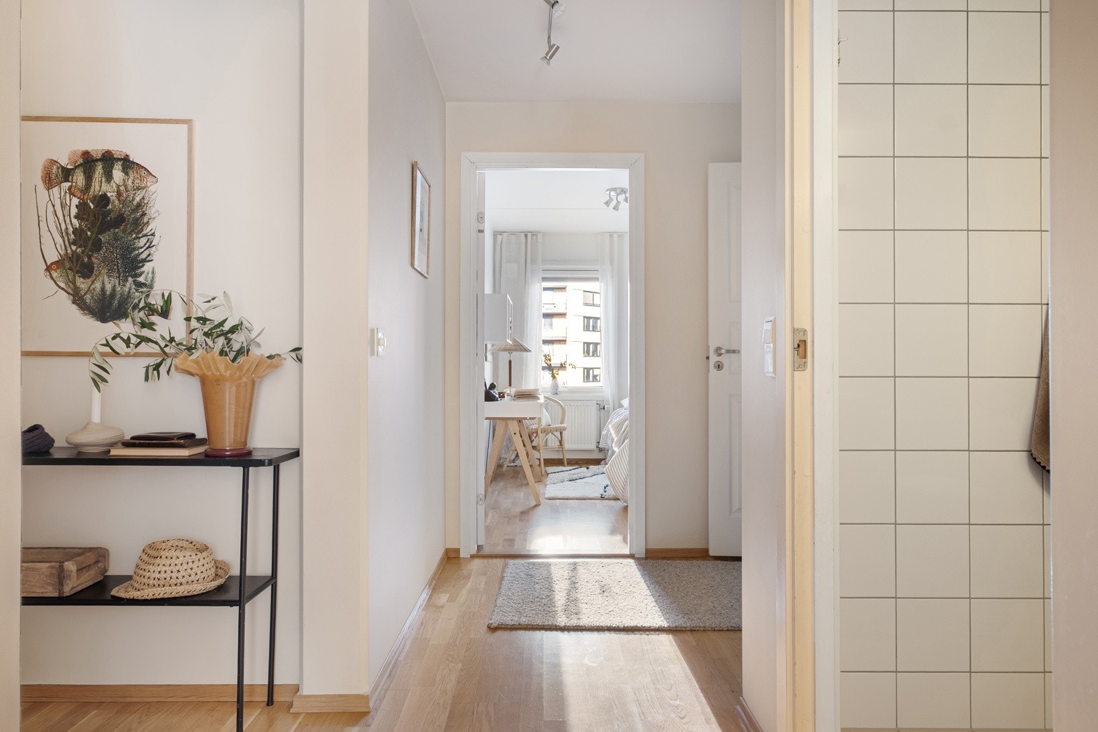 Det er gode lyslinjer i boligen. Galleribilde