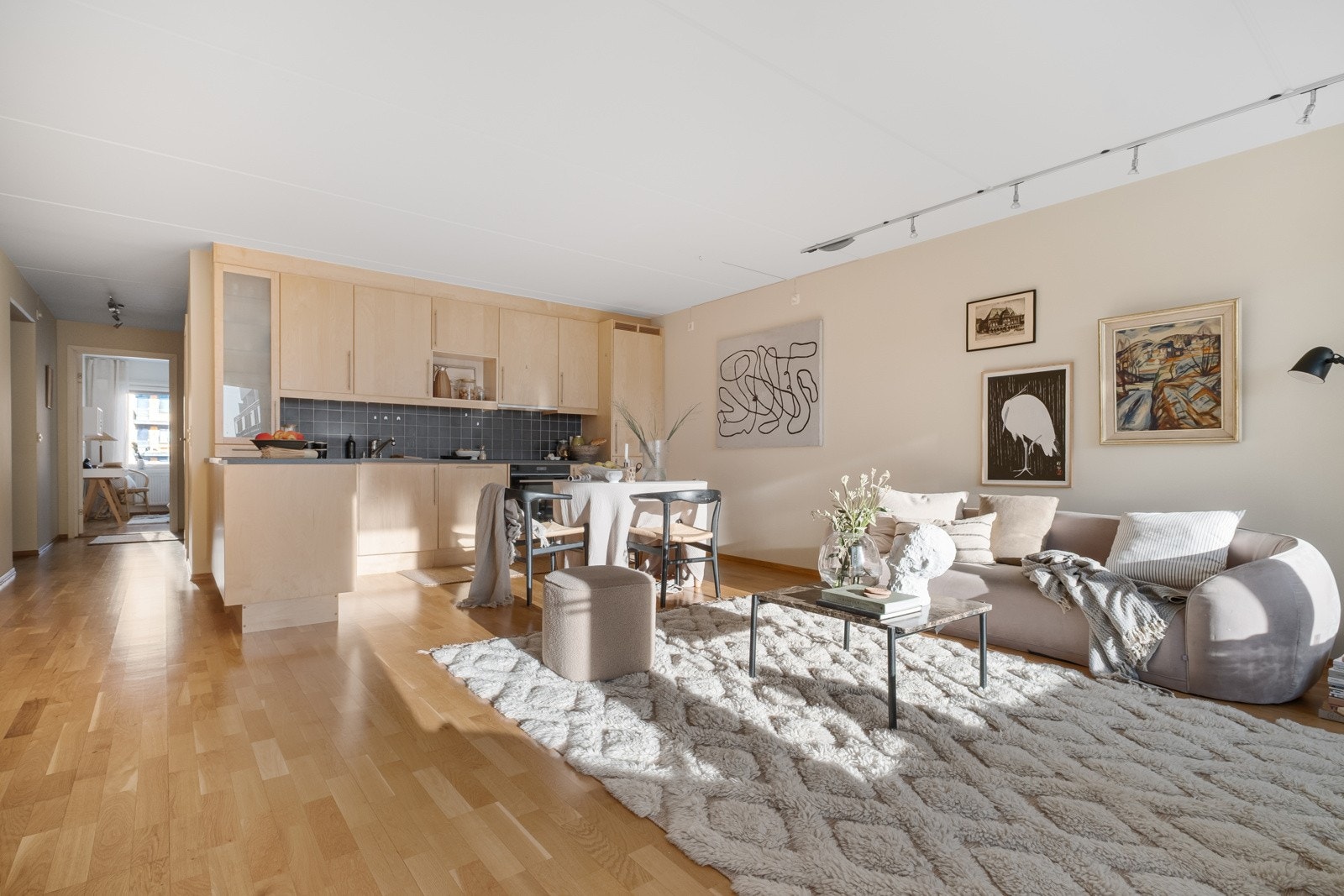 Den åpne løsningen gjør at kjøkkenet også fungerer fint som en sosial sone. Galleribilde