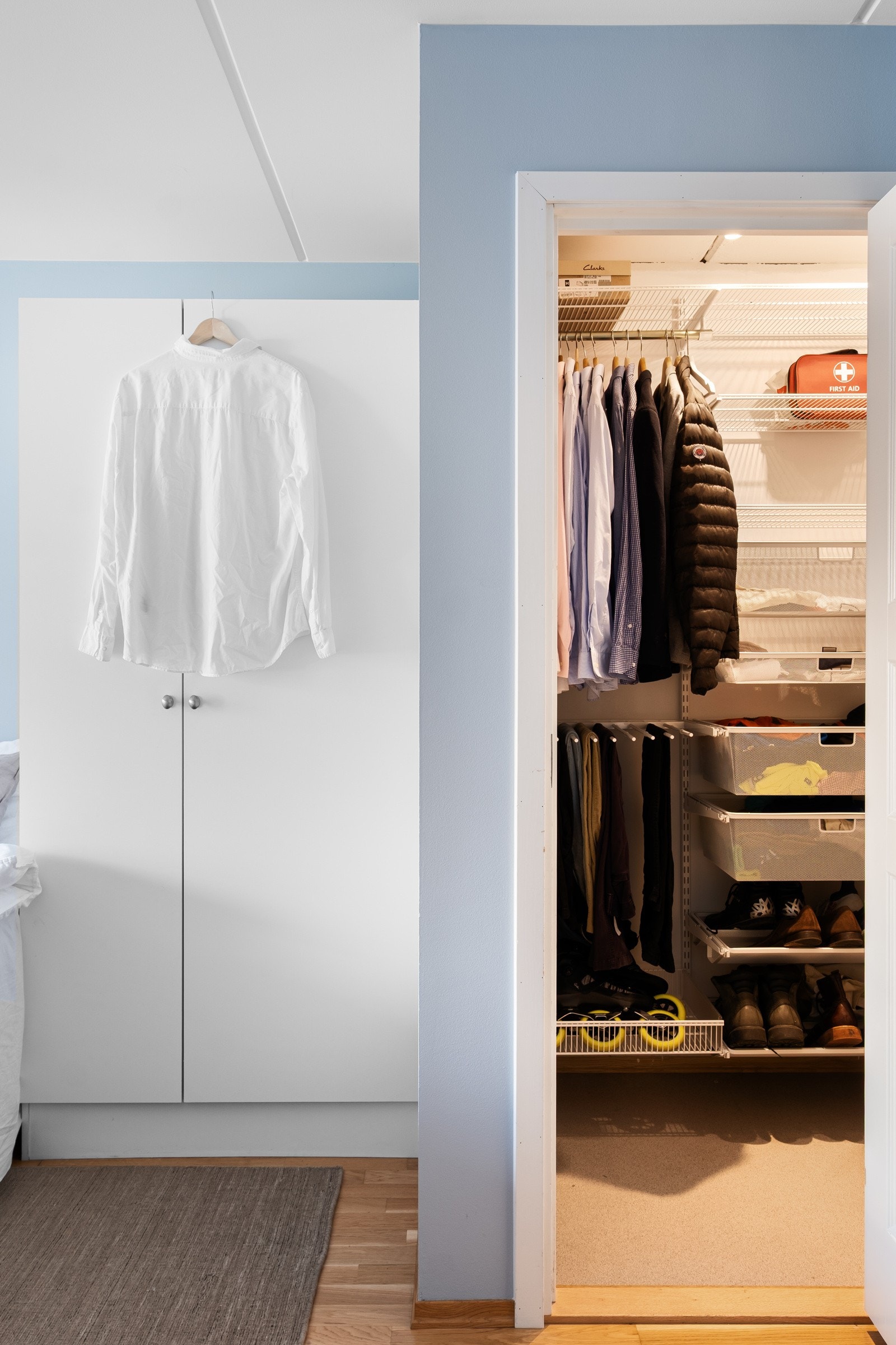 Selger har montert Elfa innredning i boden. Galleribilde