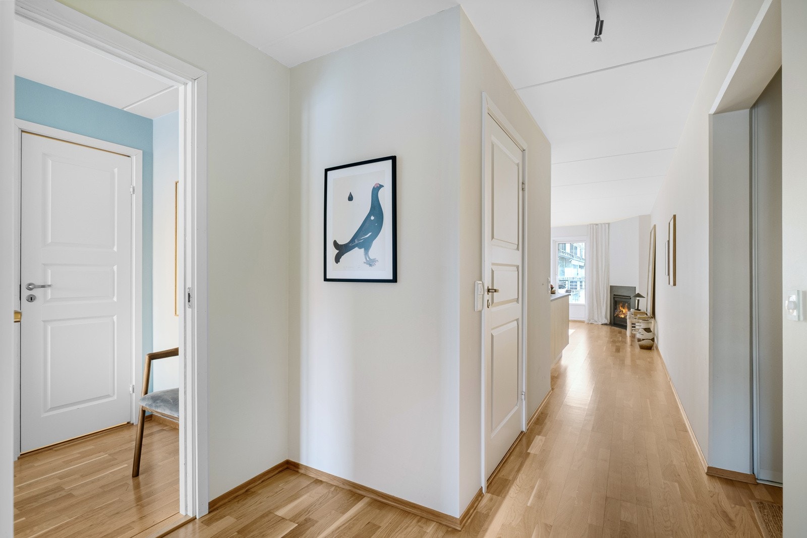 Lyse farger harmonerer fint med parkettgulvene i boligen. Galleribilde