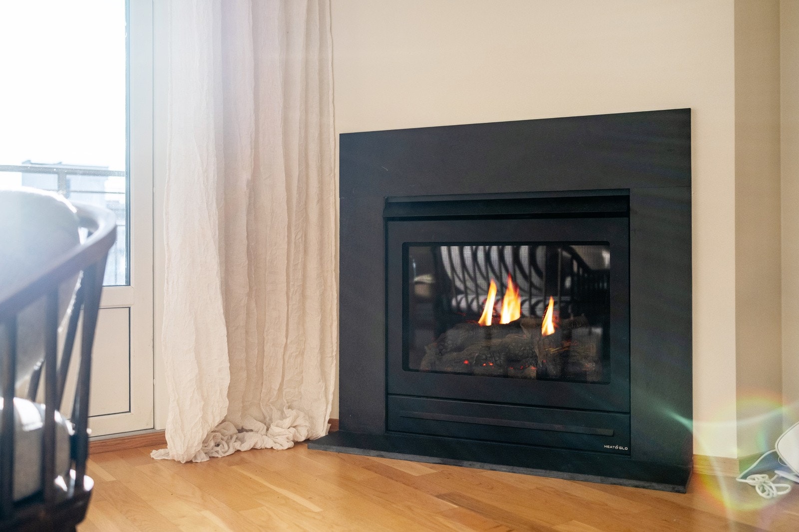 Det er en lekker gasspeis i stiuen. Galleribilde