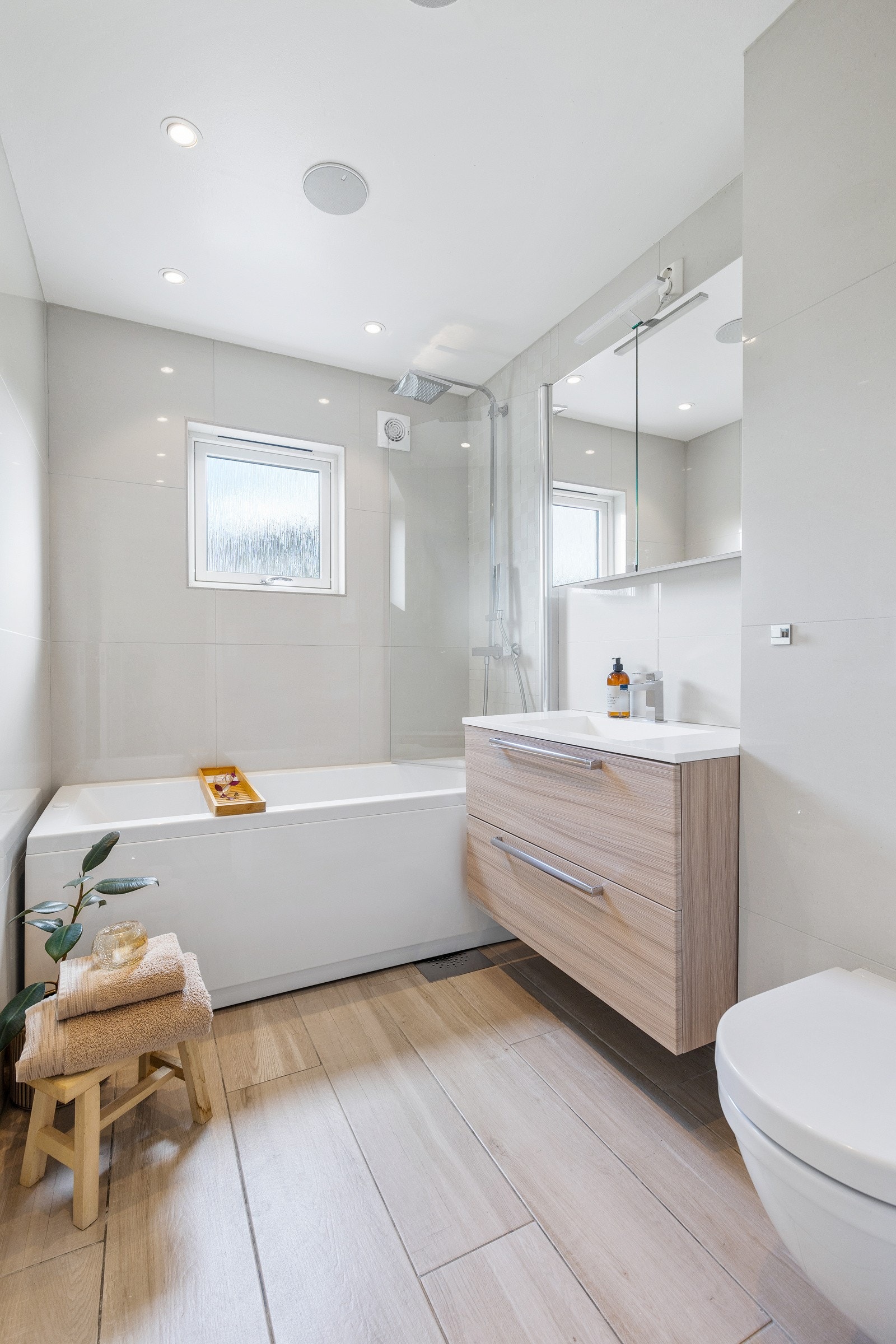 Det er satt inn frittstående badekar m/dusjvegg og regnfallsdusj. Galleribilde