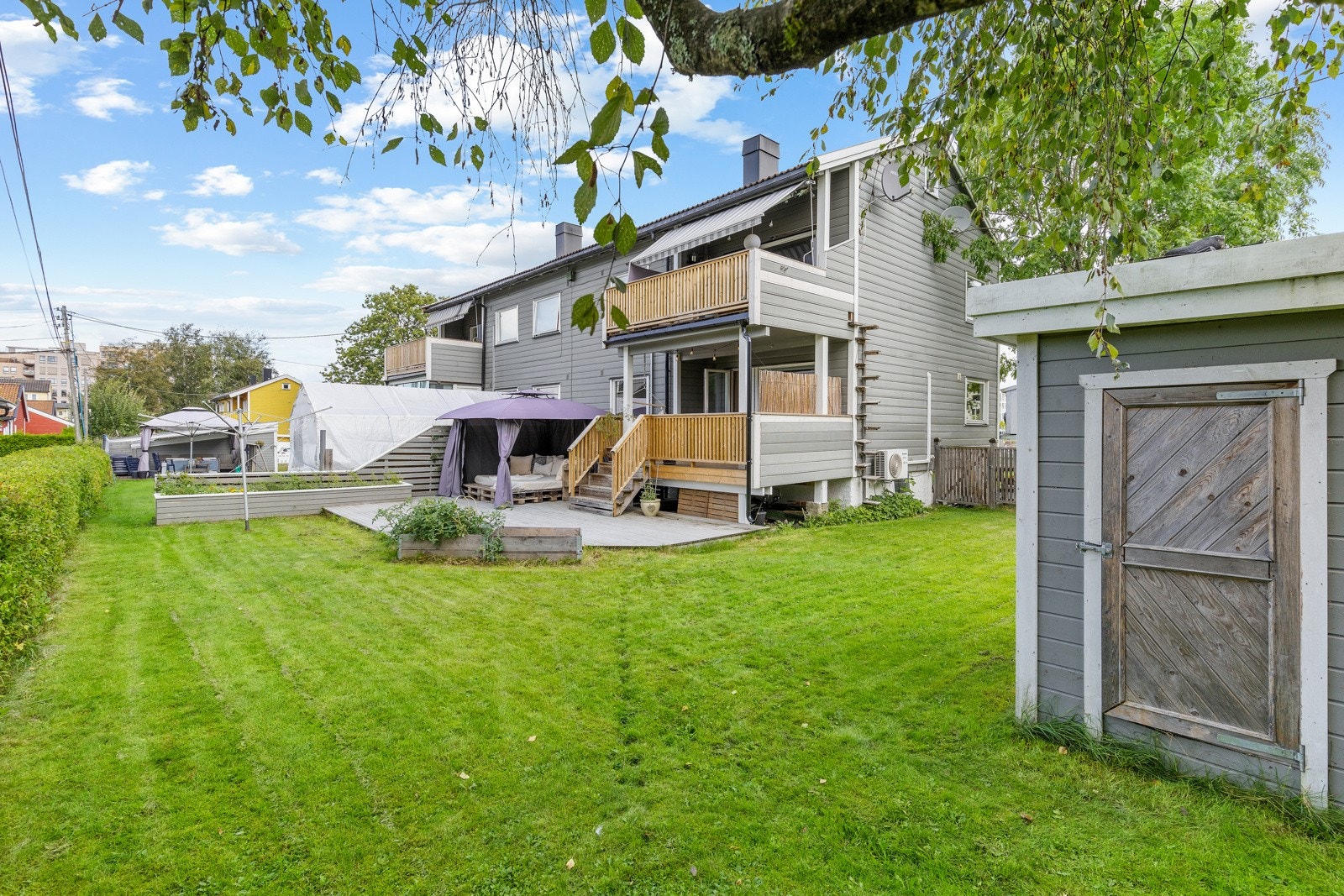 Det er direkte adkomst til pent opparbeidet hageområde med plen og diverse beplantning. Det gjøres oppmerksom på at plenområde utenfor stuen inngår i fellesareal for borettslaget og ikke tilhører aktuell andel. Galleribilde