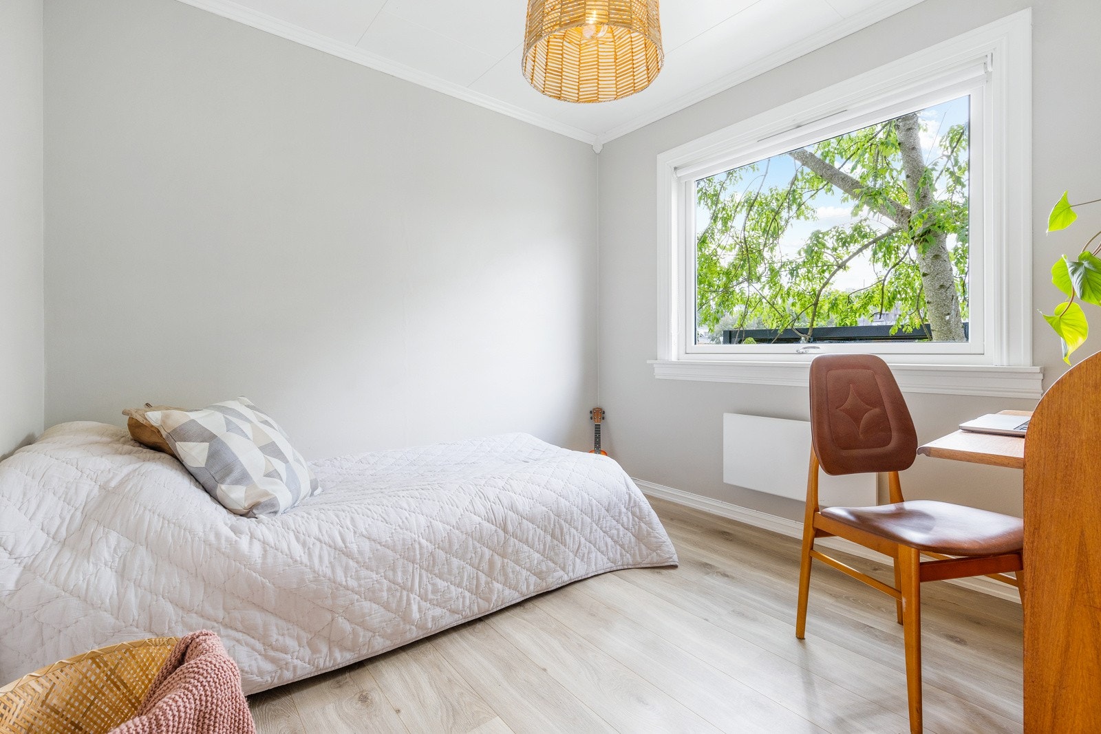 Soverom 2 fremstår som et koselig soverom med lysmalte slette veggflater og lyspigmentert laminat på gulv. Galleribilde