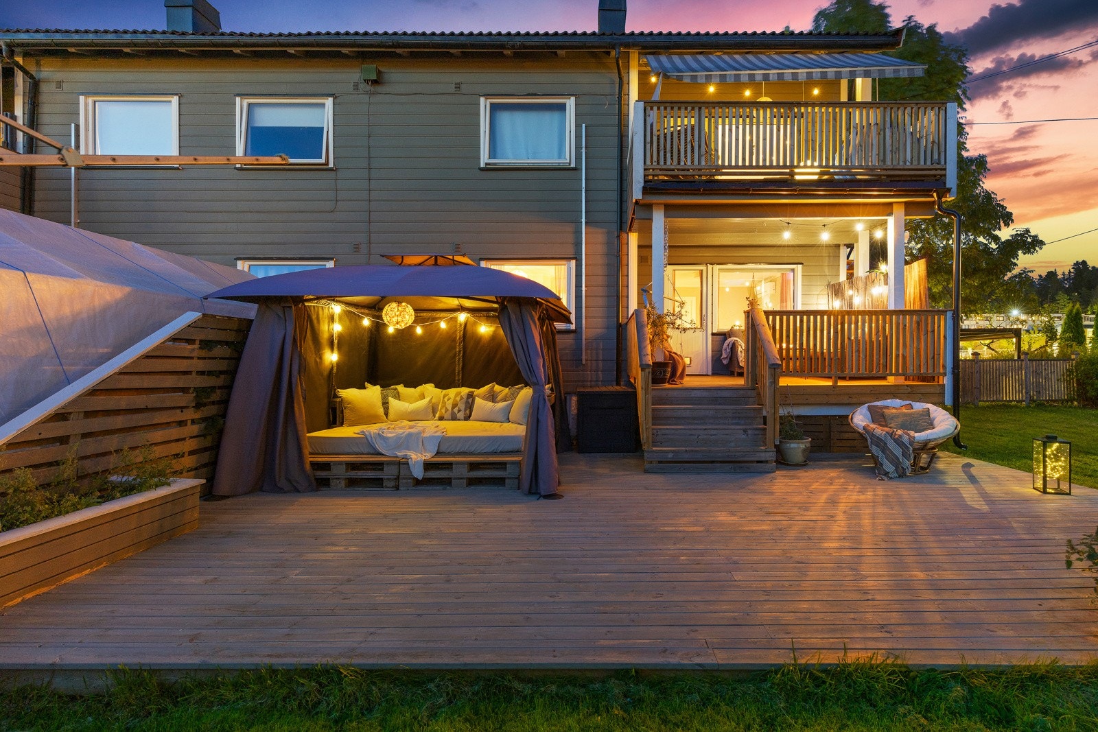 Nedenfor verandaen er det etablert en stor vestvendt terrasseplatting på hele 44 kvm, hvor man kan nyte late dager og sene kvelder i hyggelige omgivelser. Galleribilde