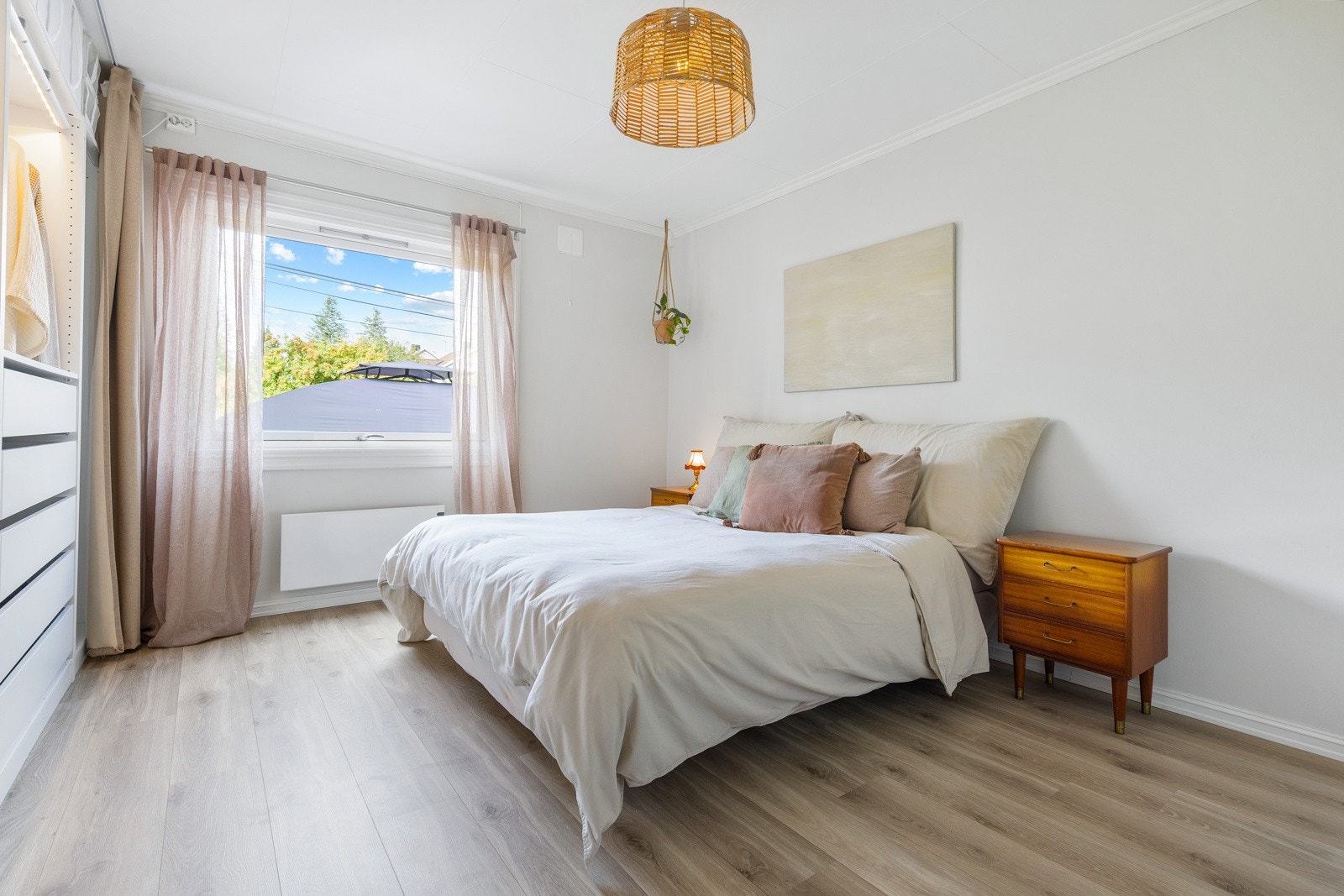 Leiligheten har to tiltalende soverom. Hovedsoverommet har en meget generøs størrelse med god plass til dobbeltseng og nattbord på hver side. Galleribilde