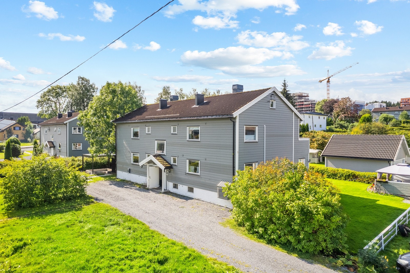 Leiligheten disponerer 1 stk. p-plass på fellesareal utenfor boligen. Ladeboks for elbil er montert under kjøkkenvinduet. P-plasser tildeles etter avtale mellom andelseierne, ref. ordensreglene punkt 5. Galleribilde