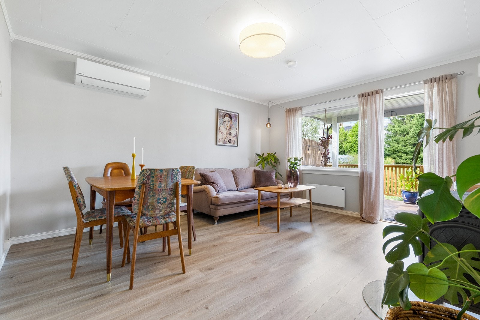 Stuen fremstår som meget innbydende i lyse, tidsriktige fargevalg. Gode vindusflater slipper inn rikelig med lys og gir en luftig romfølelse. Galleribilde