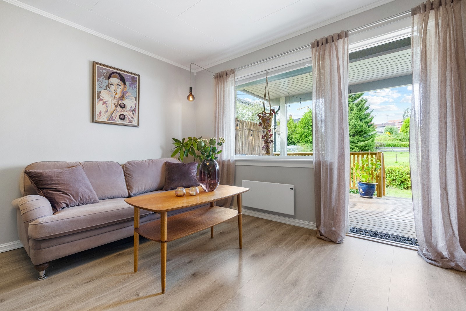 Rommet har uttak for bredbånd/kabel TV. Grunnpakken for Tv-signaler og internett inngår i felleskostnadene. Galleribilde