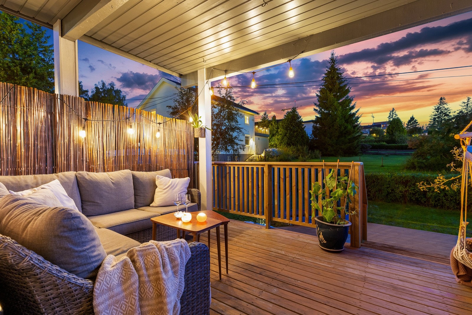 Leiligheten har en god intern beliggenhet i byggets 1.etasje med en flott vestvendt uteplass og disponerer et koselig hageområde. Galleribilde