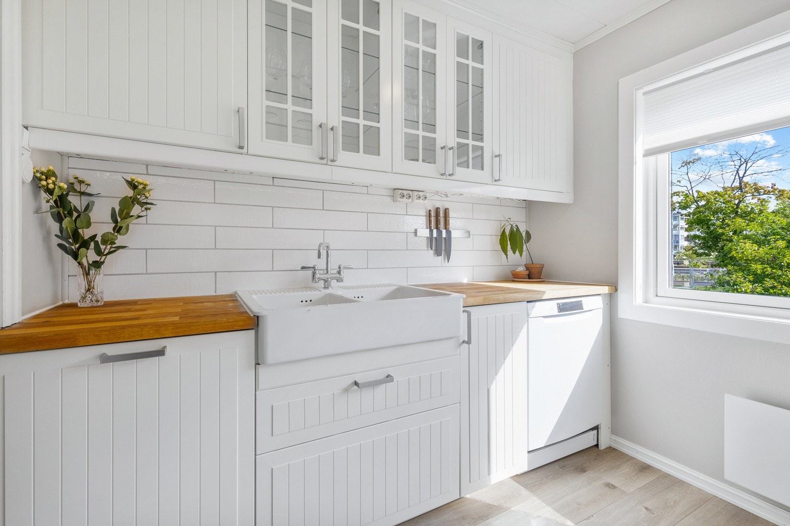 Det er satt inn fliser mellom over- og underskap. Det store vinduet slipper inn rikelig med lys. Galleribilde