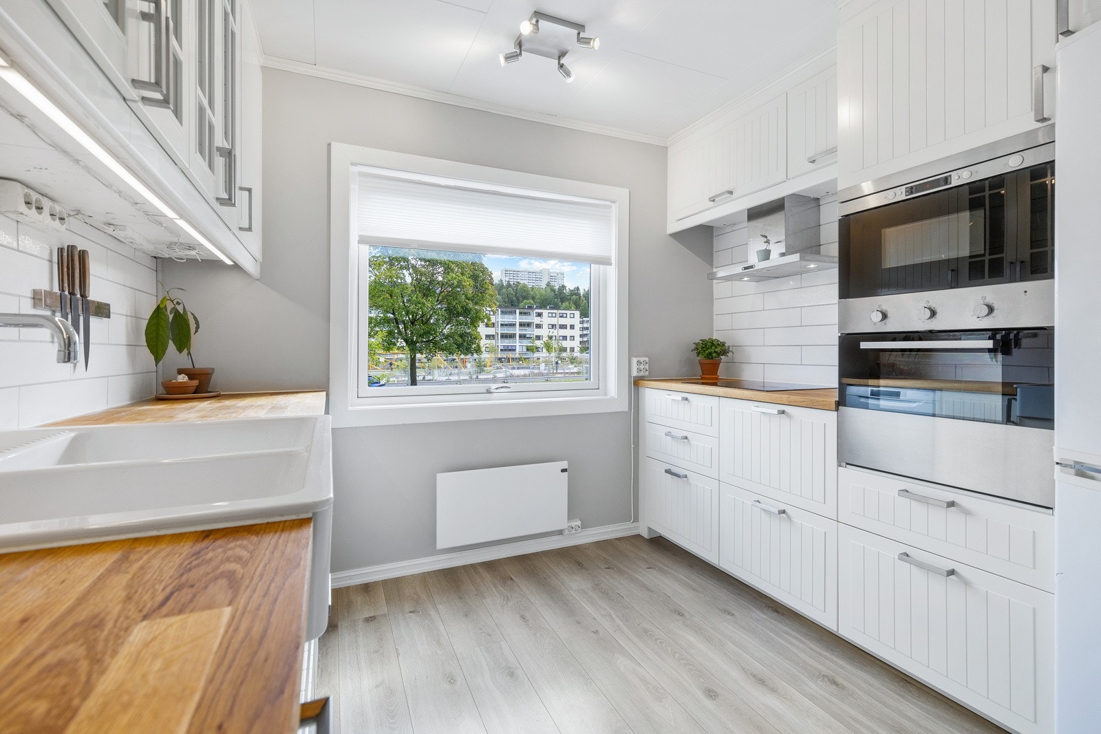 Separat kjøkken i klassisk stil, nytt i 2014. Innredningen består av profilerte hvite fronter med foring opp til tak og benkeplate i heltre med nedfelt vaskekum i porselen. Galleribilde