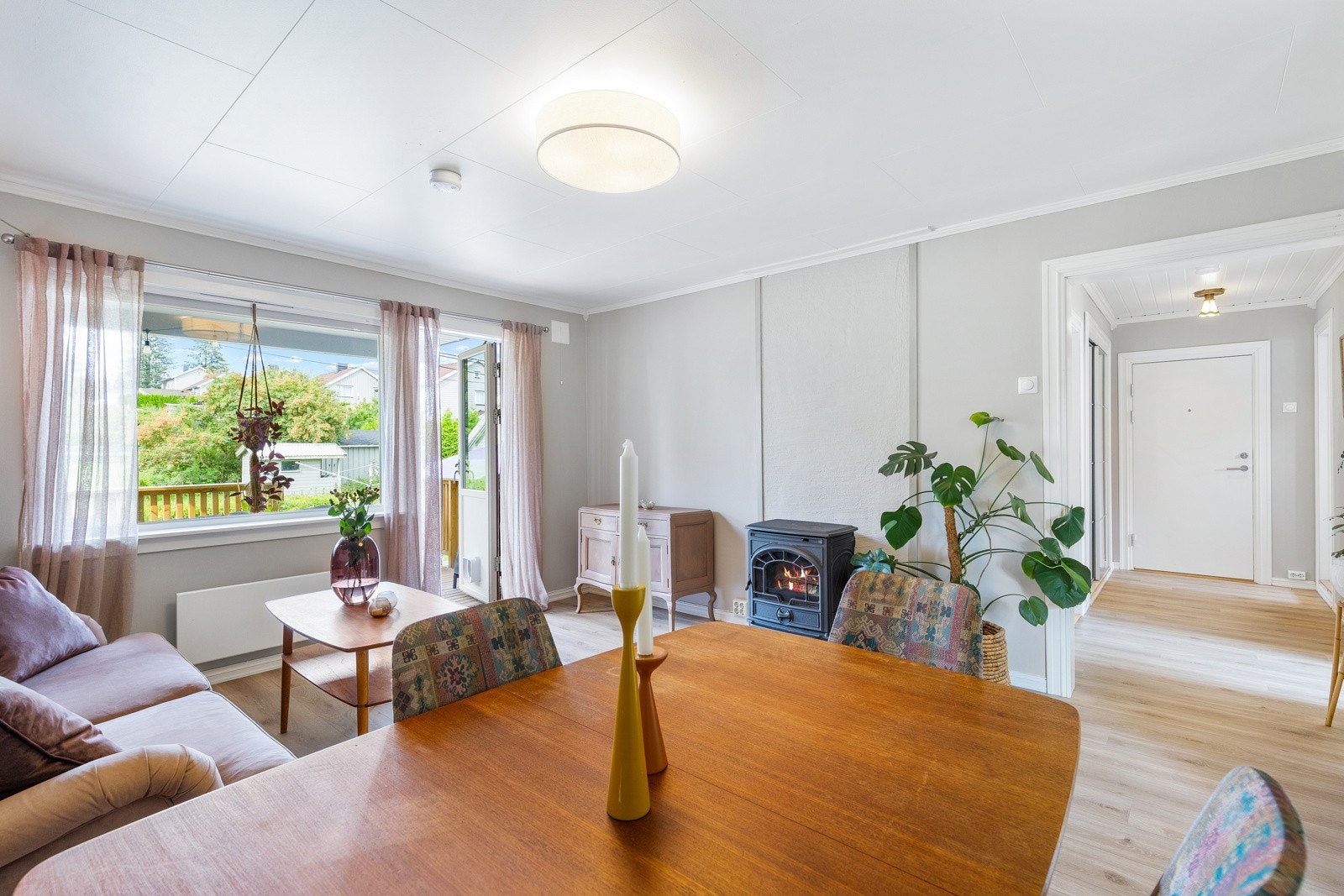 På gulvet er det lagt lyspigmentert laminat som strekker seg sømløst inn i gang. I stuen er det god plass til sofaløsning med tilhørende møblement, samt spisestue. Galleribilde