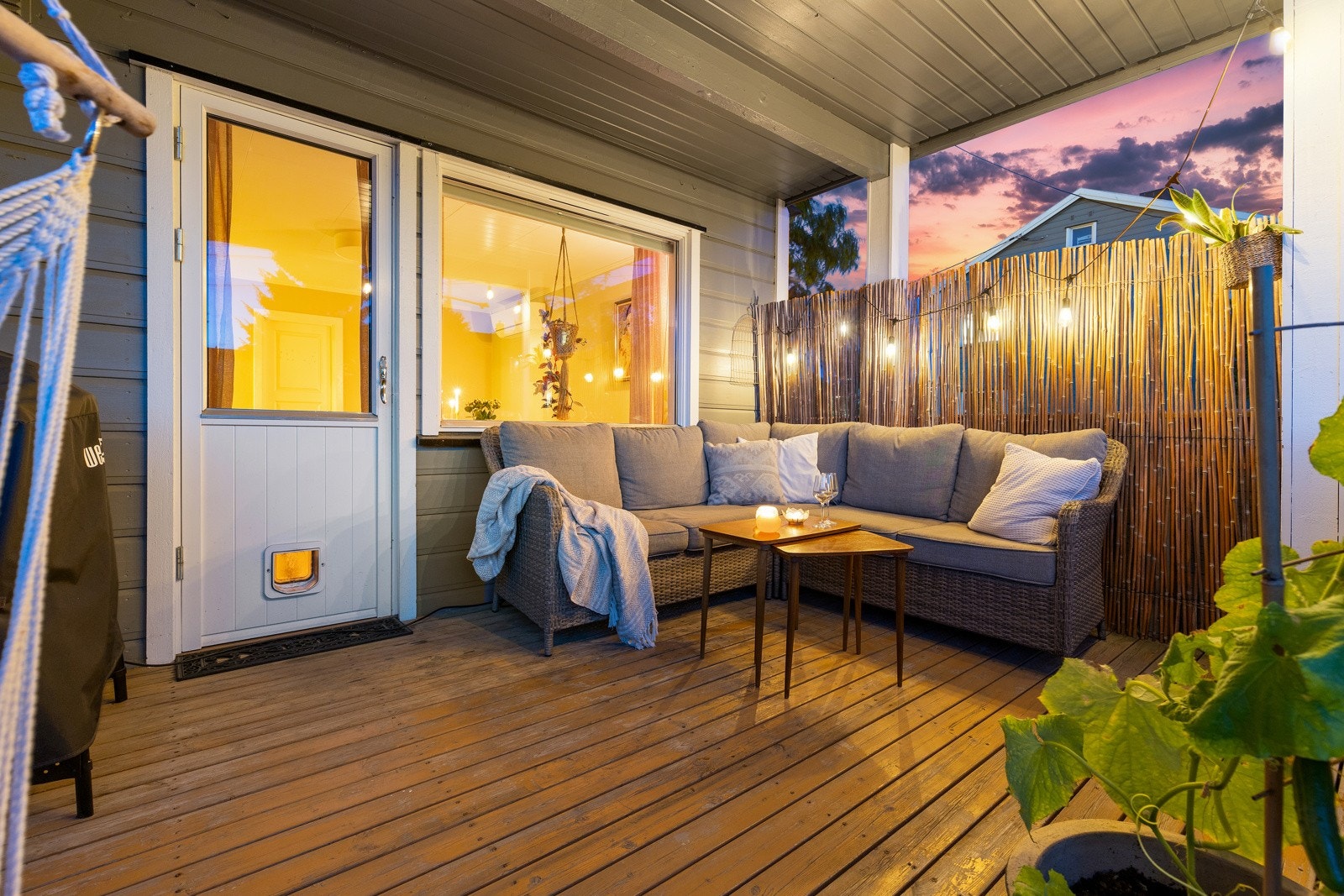 Herlig kveldsstemning på verandaen. Galleribilde