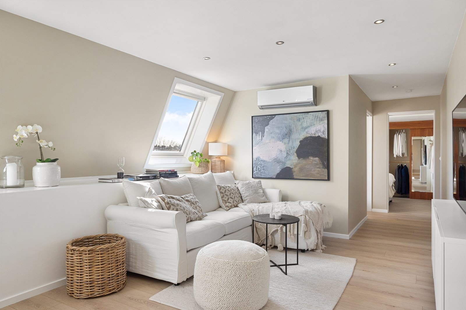 I tilknytning til kjøkkenet er det en innbydende stue med god plass til sofaseksjon og tilhørende møblement. Galleribilde