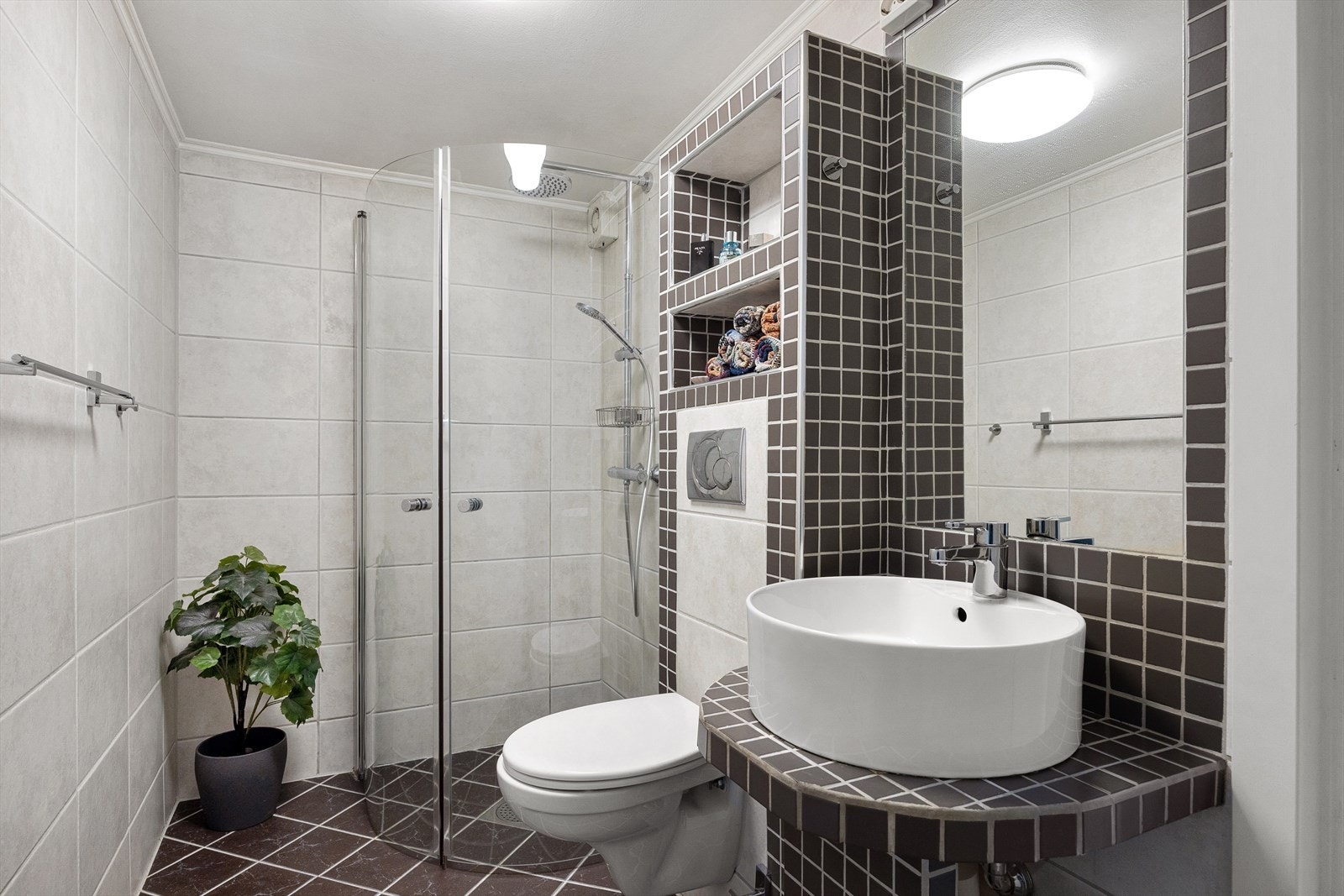 Pent flislagt bad med gulvvarme. Dusj med glassdører. Galleribilde