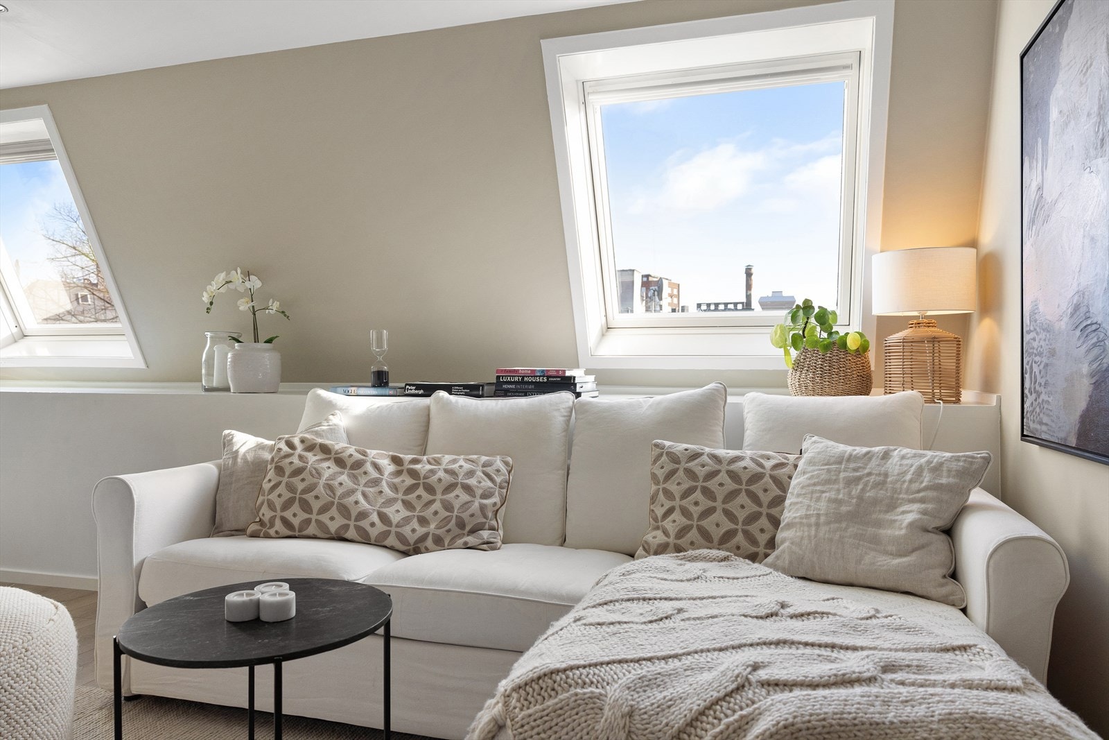 Flere store vinduer som slipper inn godt med lys. Galleribilde