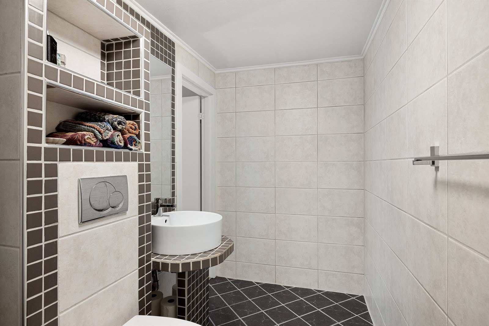 Integrerte hyller for lagringsplass. Galleribilde