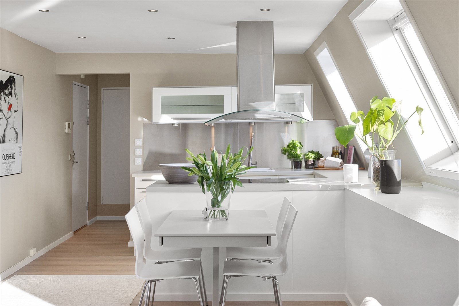 Nytt gulv og malte vegger. Galleribilde