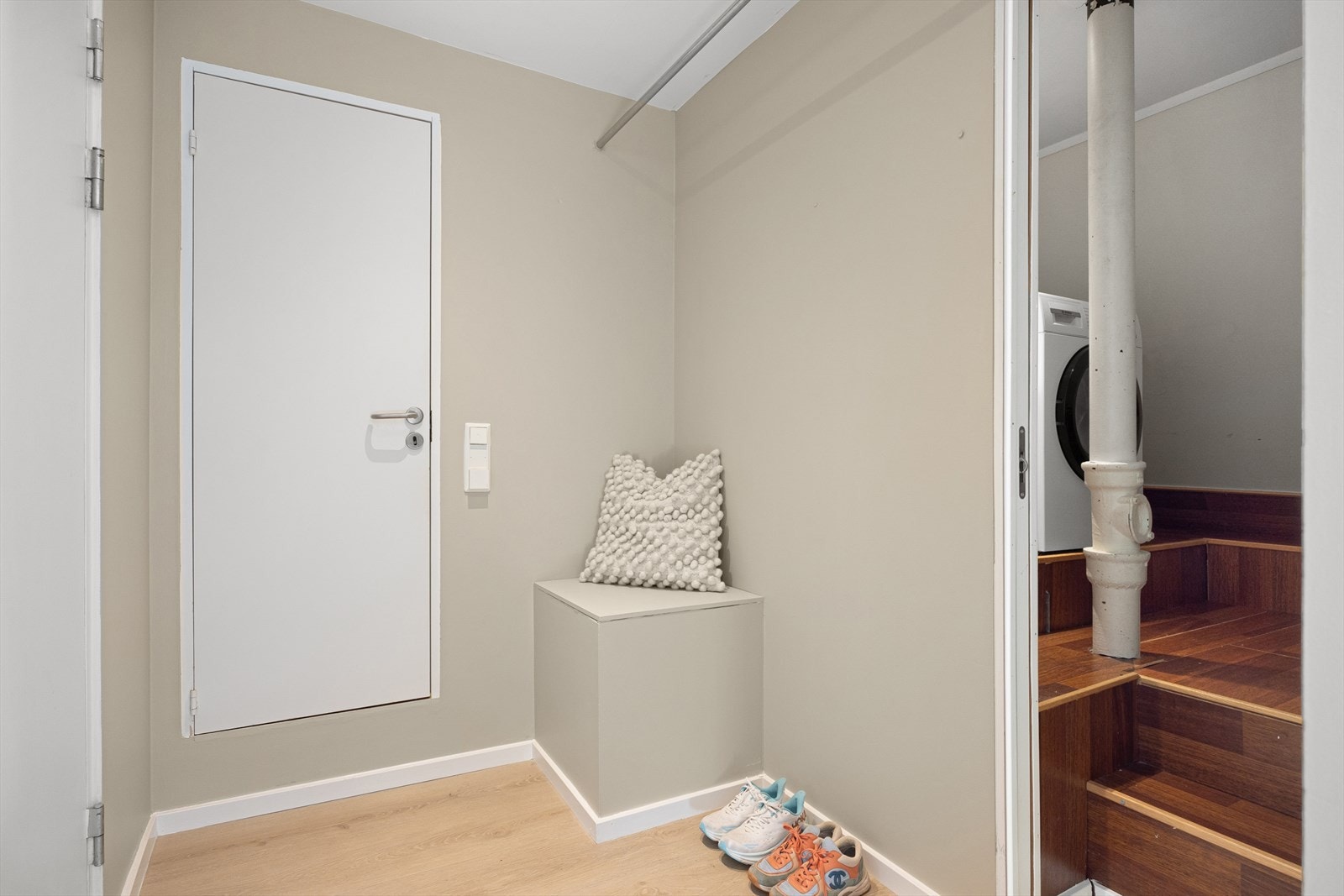 Plass til garderobeløsning. Galleribilde