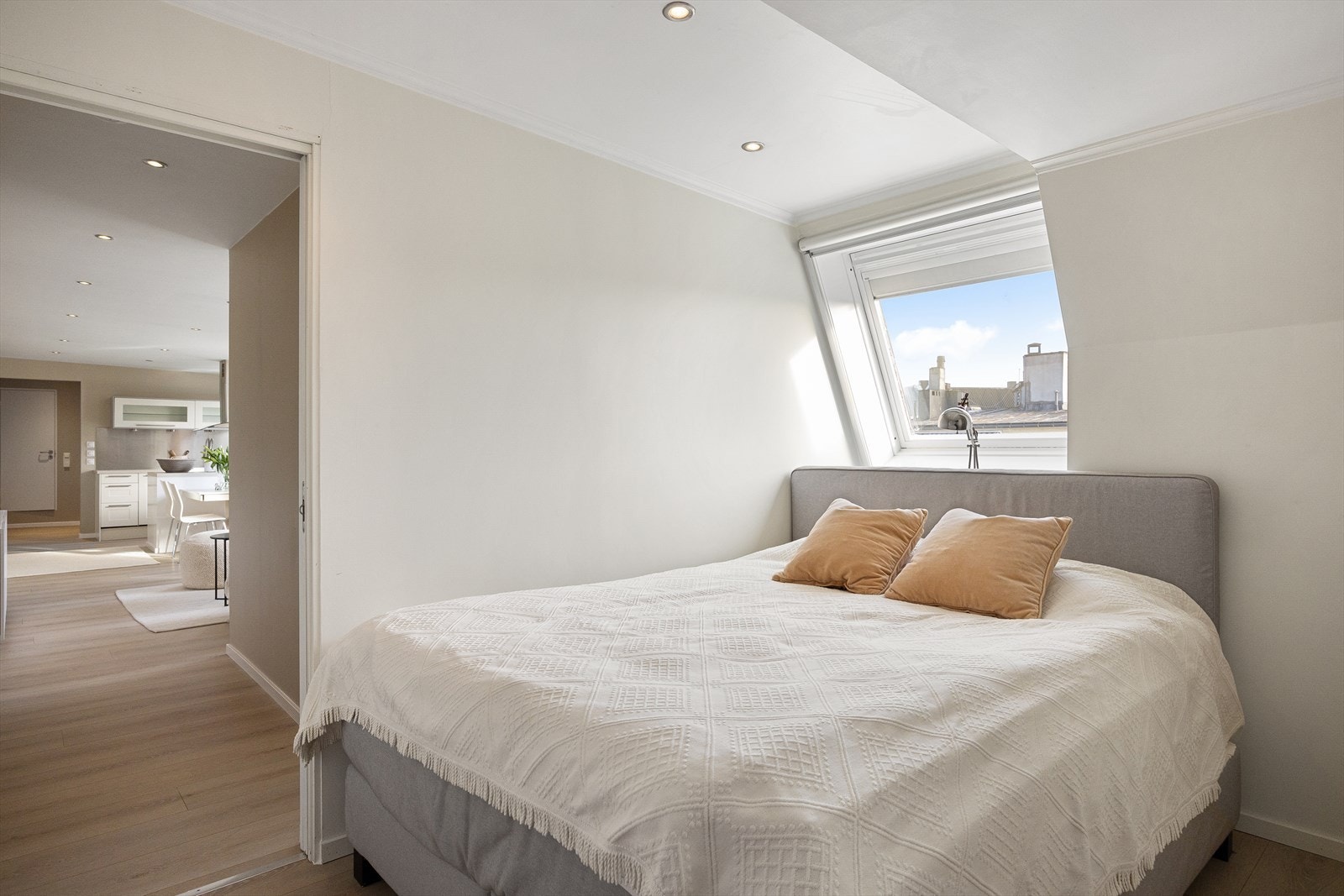 Romslig og innbydende hovedsoverom med god plass til dobeltseng. Galleribilde