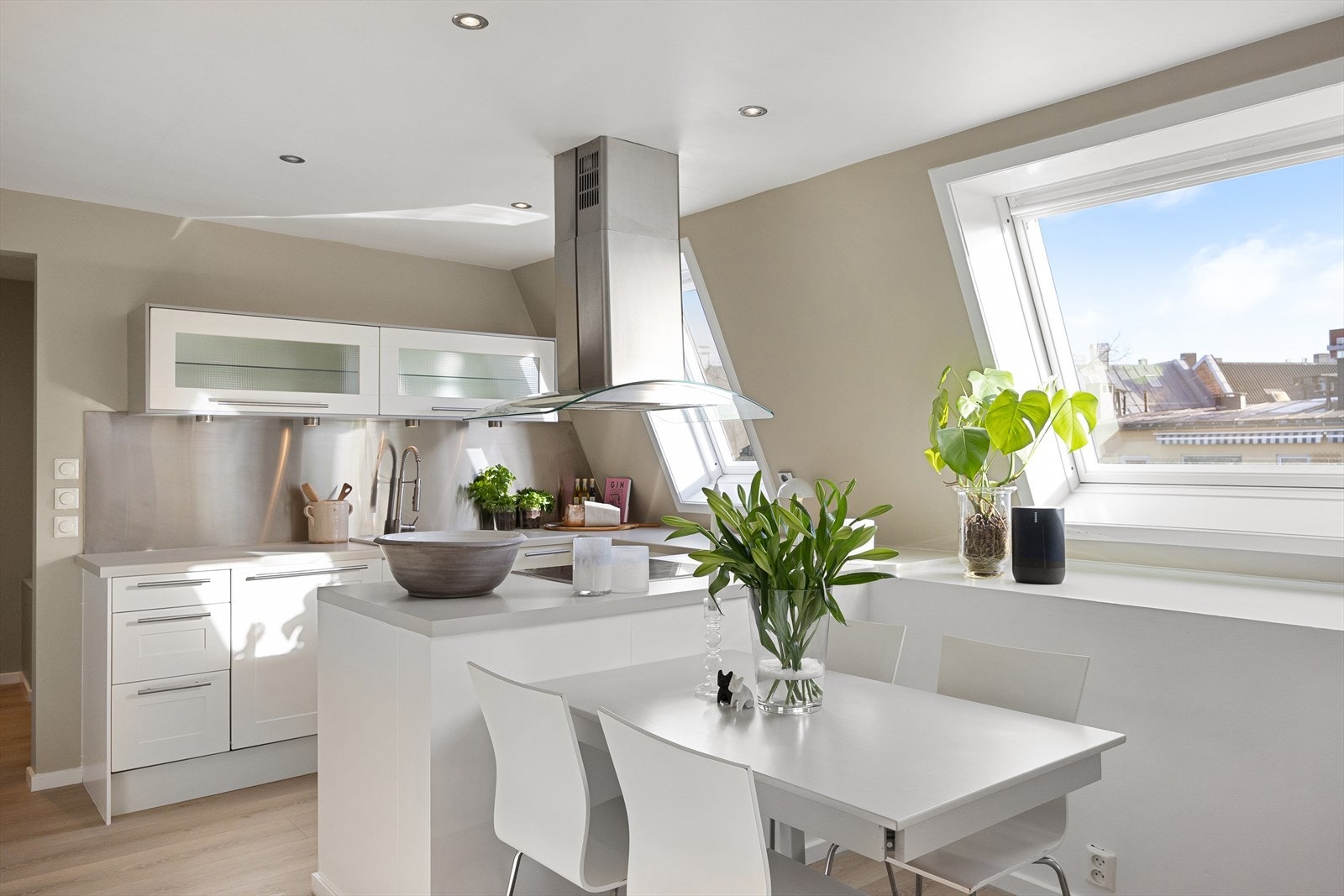 Sosial og åpen stue/kjøkkenløsning Galleribilde