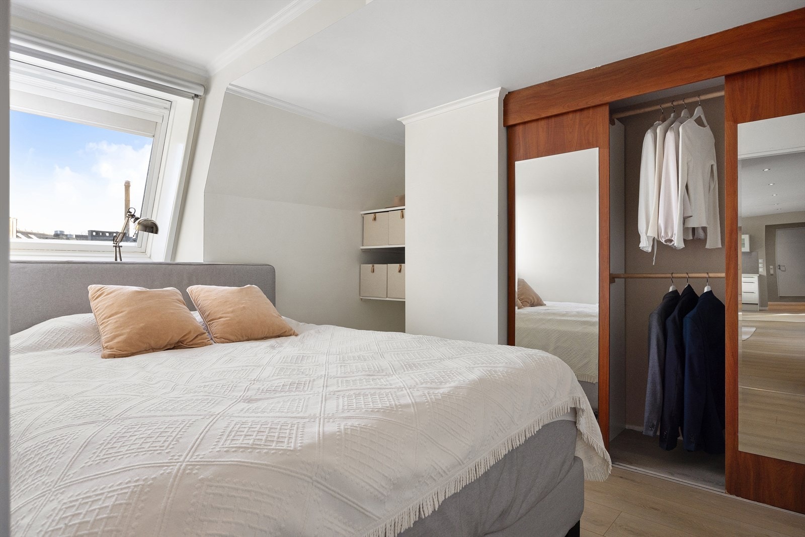 Innebygd garderobeløsning. Solskjerming på vindu. Galleribilde