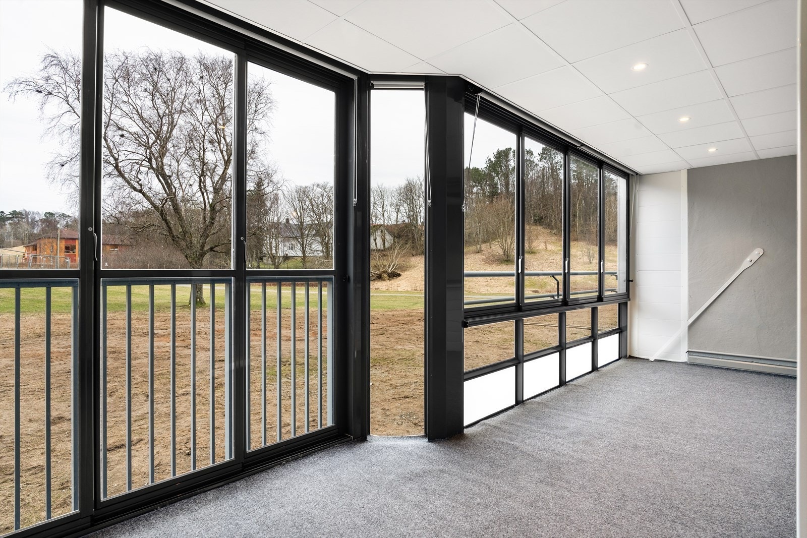 Utgang til romslig, innglasset balkong Galleribilde