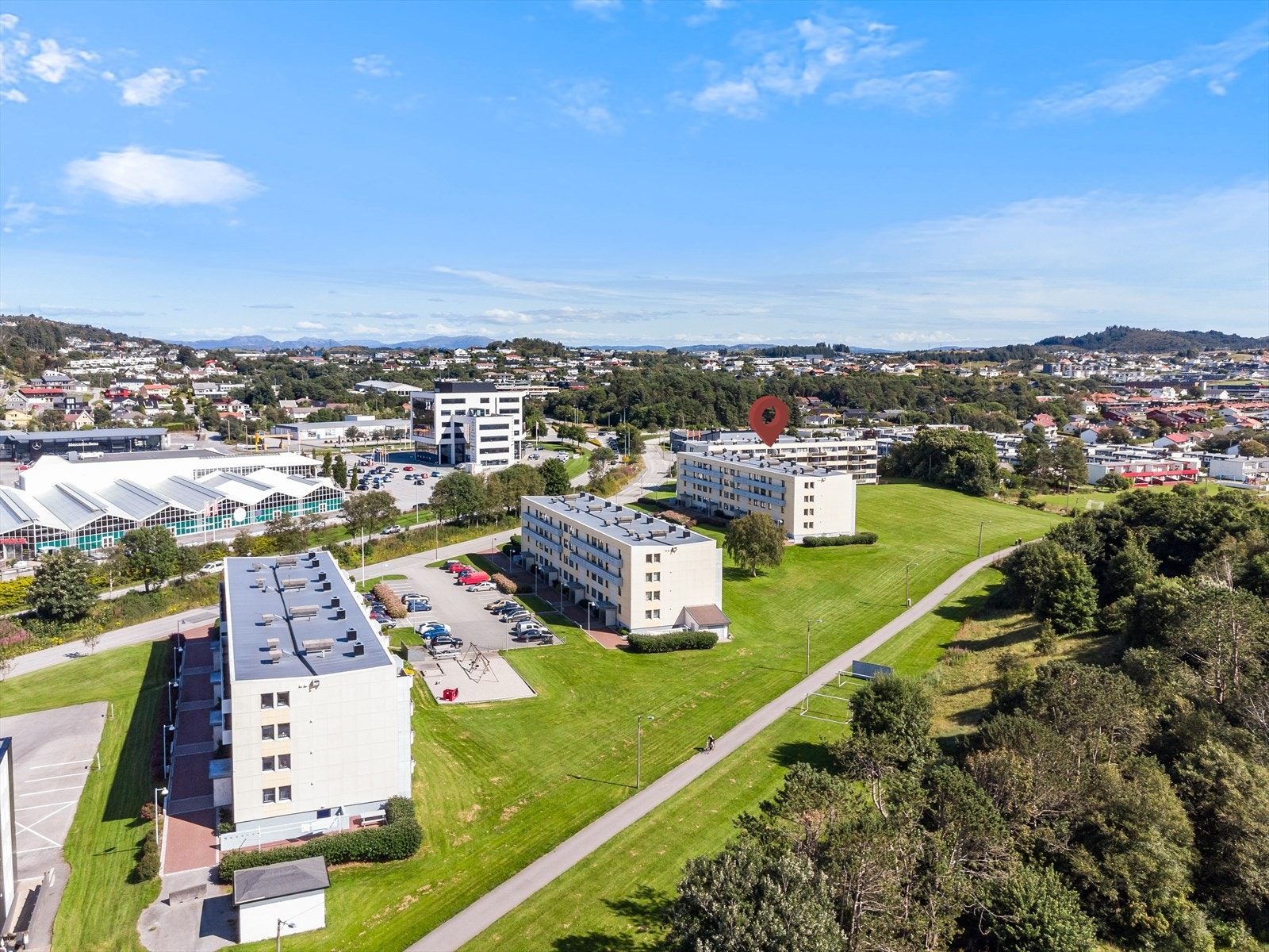Sentral beliggenhet i Søre bydel av Haugesund. Her har man bl. a. gangavstand til matbutikker som Coop Extra og Rema 1000, samt treningsenteret Boost Galleribilde