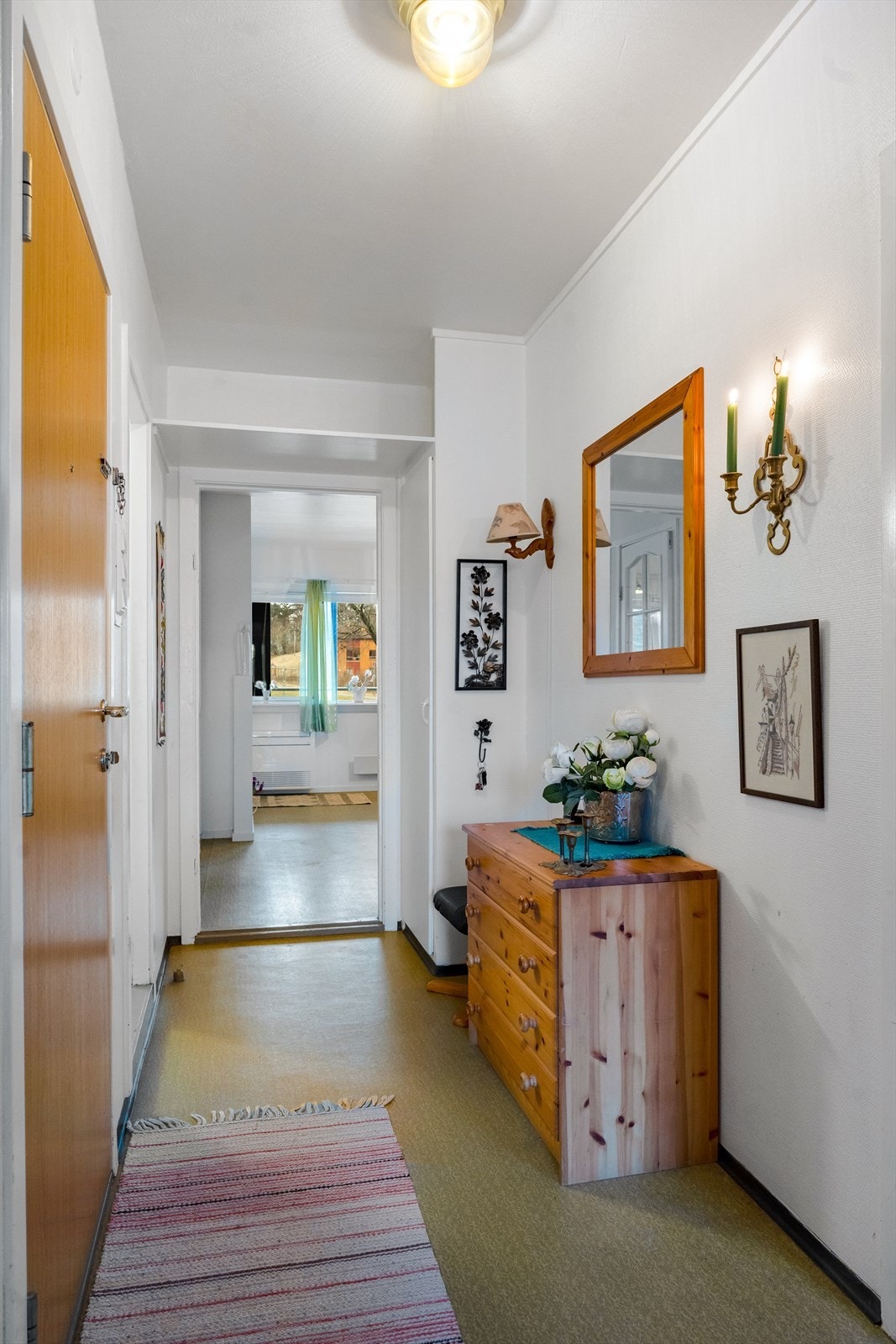 Entré/gang med plasbygd garderobeskap Galleribilde